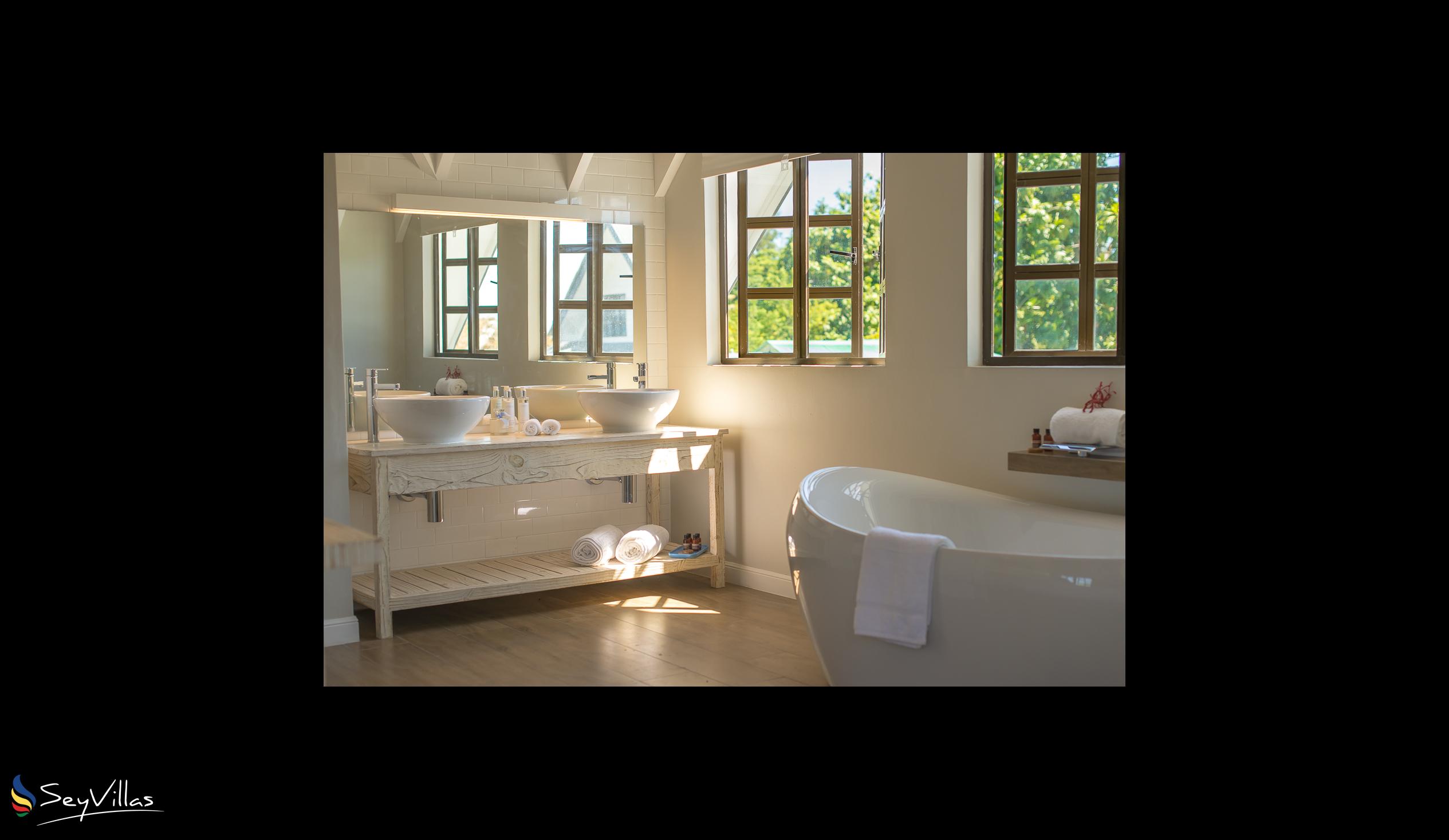 Foto 77: Le Nautique Luxury Waterfront Hotel - Deluxe-Meerblickzimmer mit Kingsize-Bett - La Digue (Seychellen)