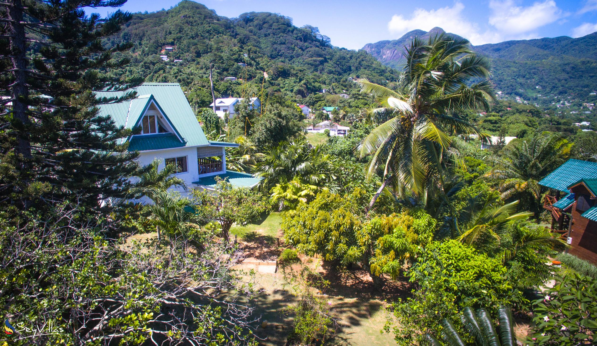 Photo 4: Lemongrass Lodge - Outdoor area - Mahé (Seychelles)