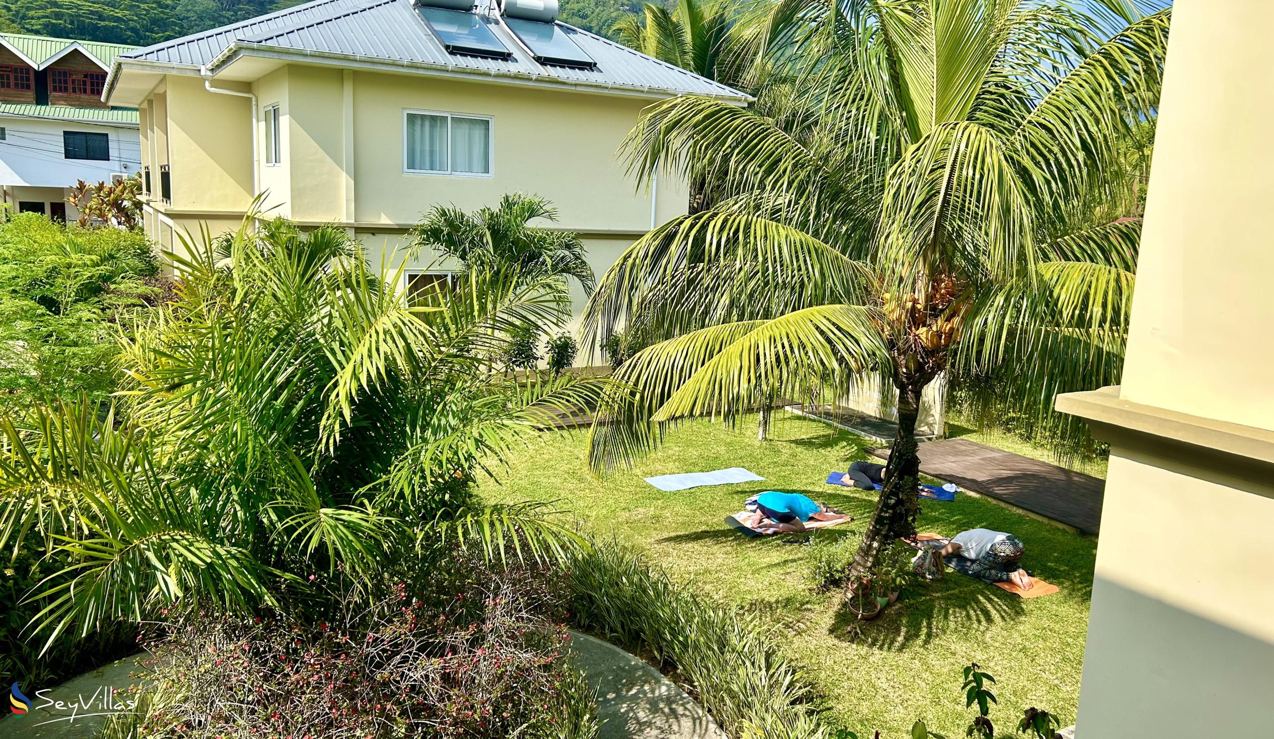 Photo 6: The Seaboards Apartments - Outdoor area - Mahé (Seychelles)
