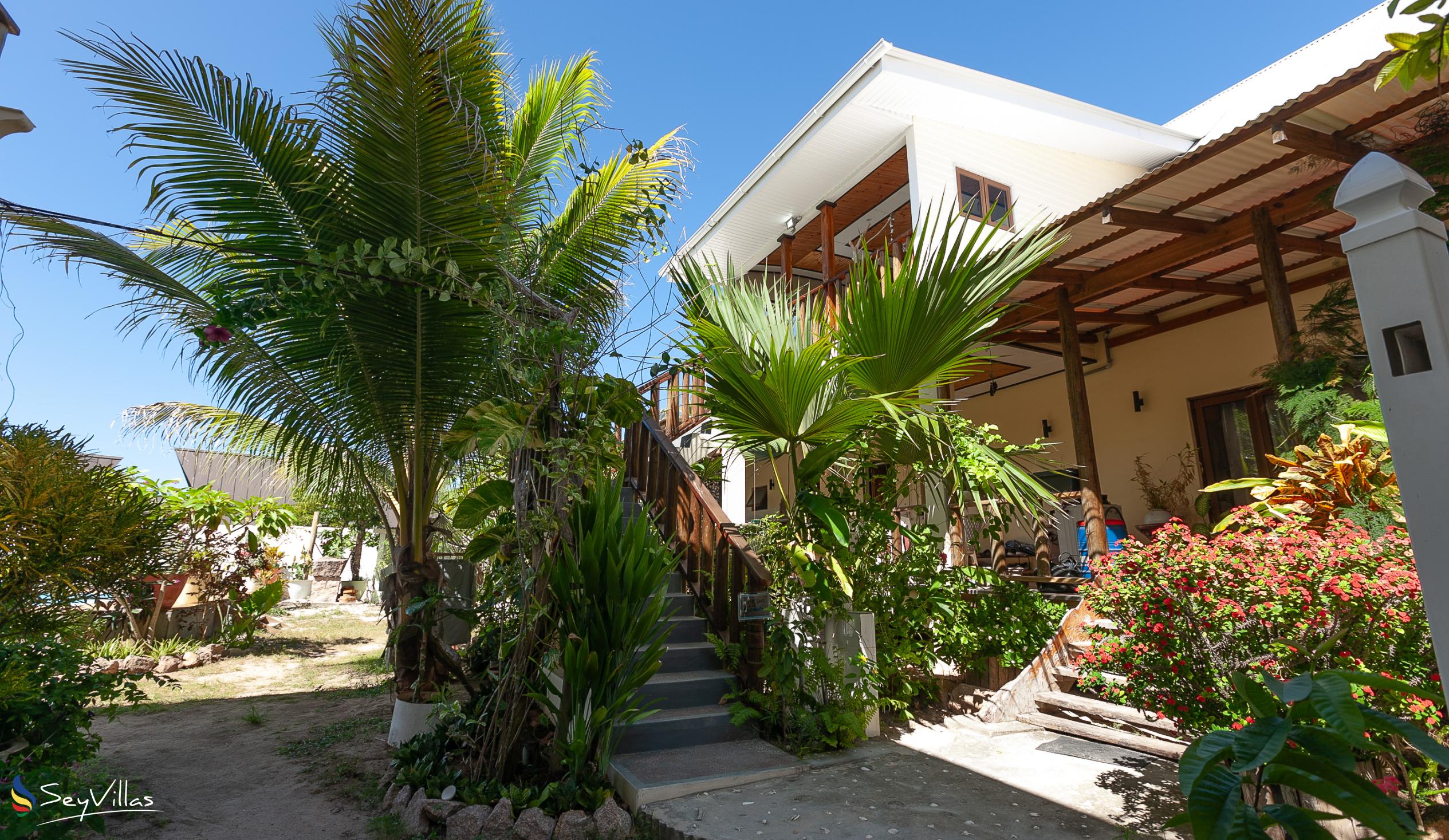 Photo 2: Hyde-Tide Guesthouse - Outdoor area - La Digue (Seychelles)