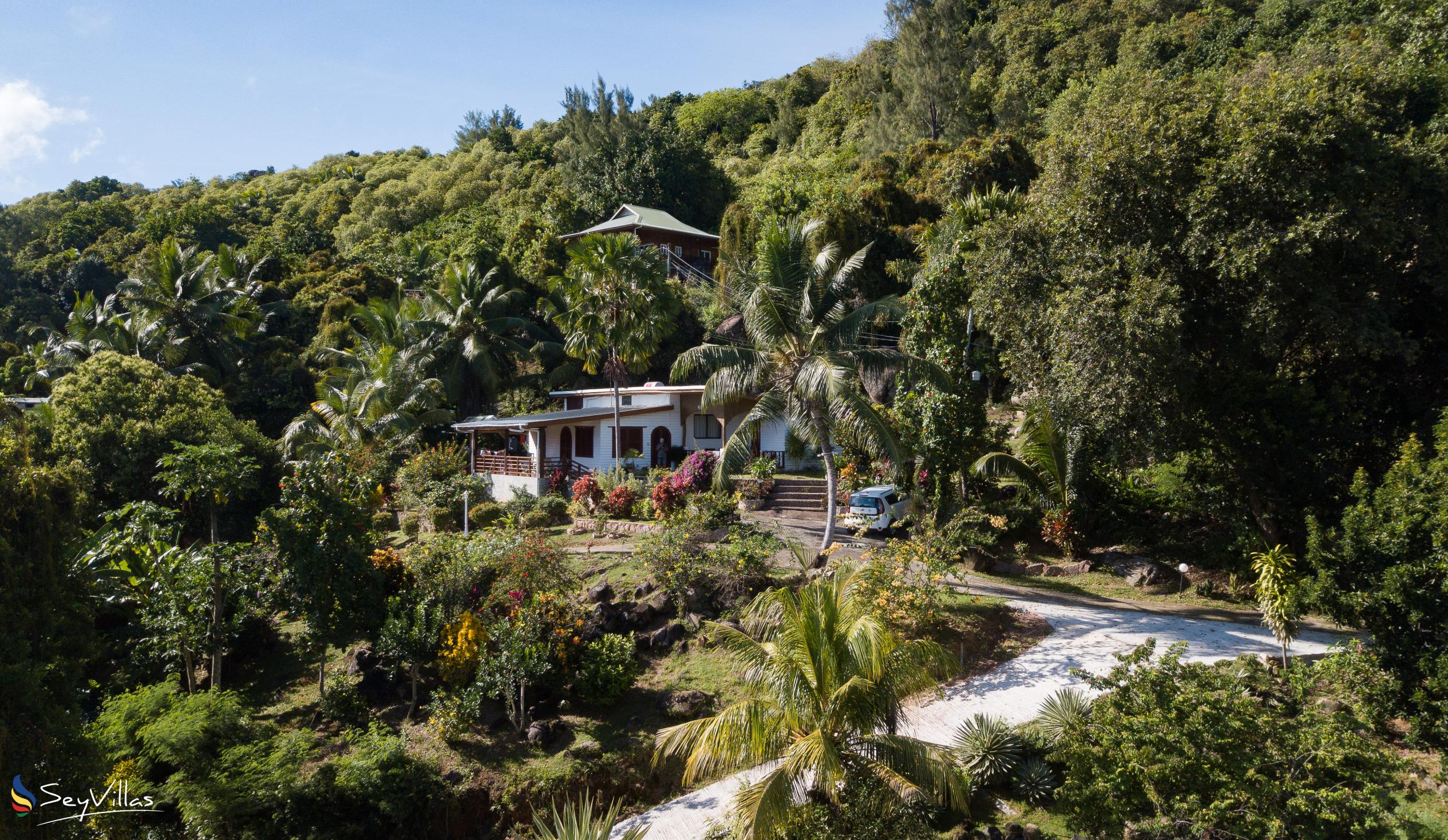 Foto 3: Le Grand Bleu Villas - Aussenbereich - Praslin (Seychellen)