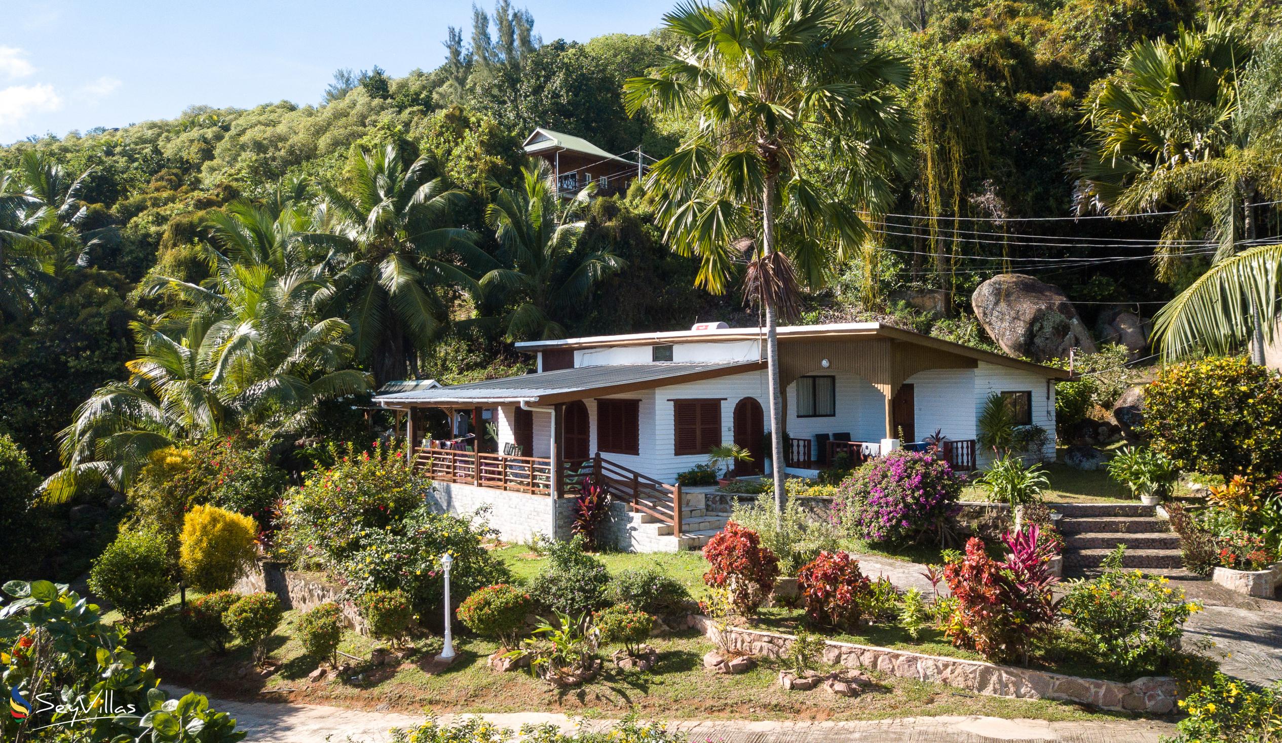 Foto 2: Le Grand Bleu Villas - Aussenbereich - Praslin (Seychellen)