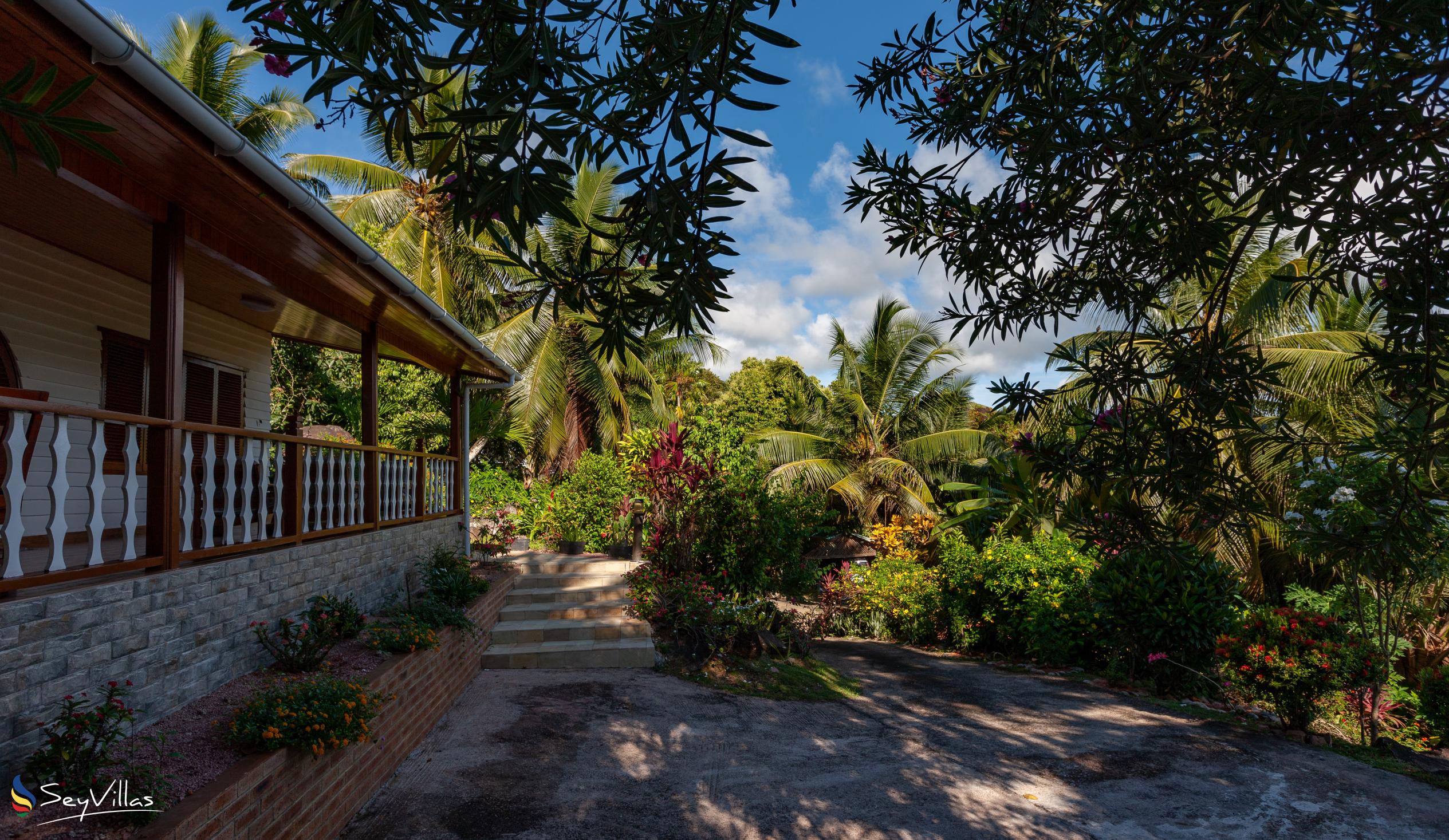 Foto 8: Le Grand Bleu Villas - Aussenbereich - Praslin (Seychellen)
