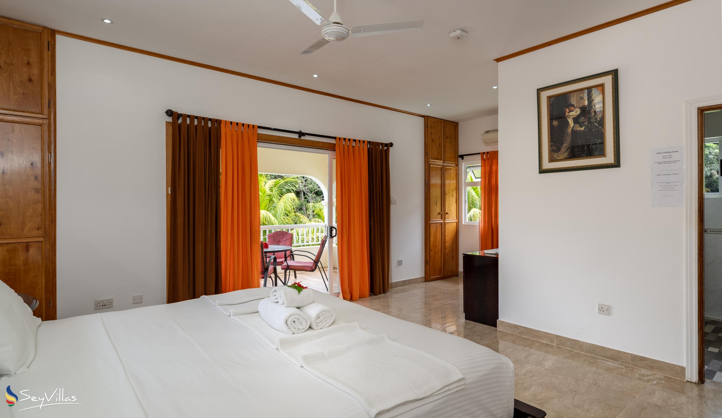 Foto 51: Julie's Holiday Home - Chambre double avec vue sur le jardin - Mahé (Seychelles)