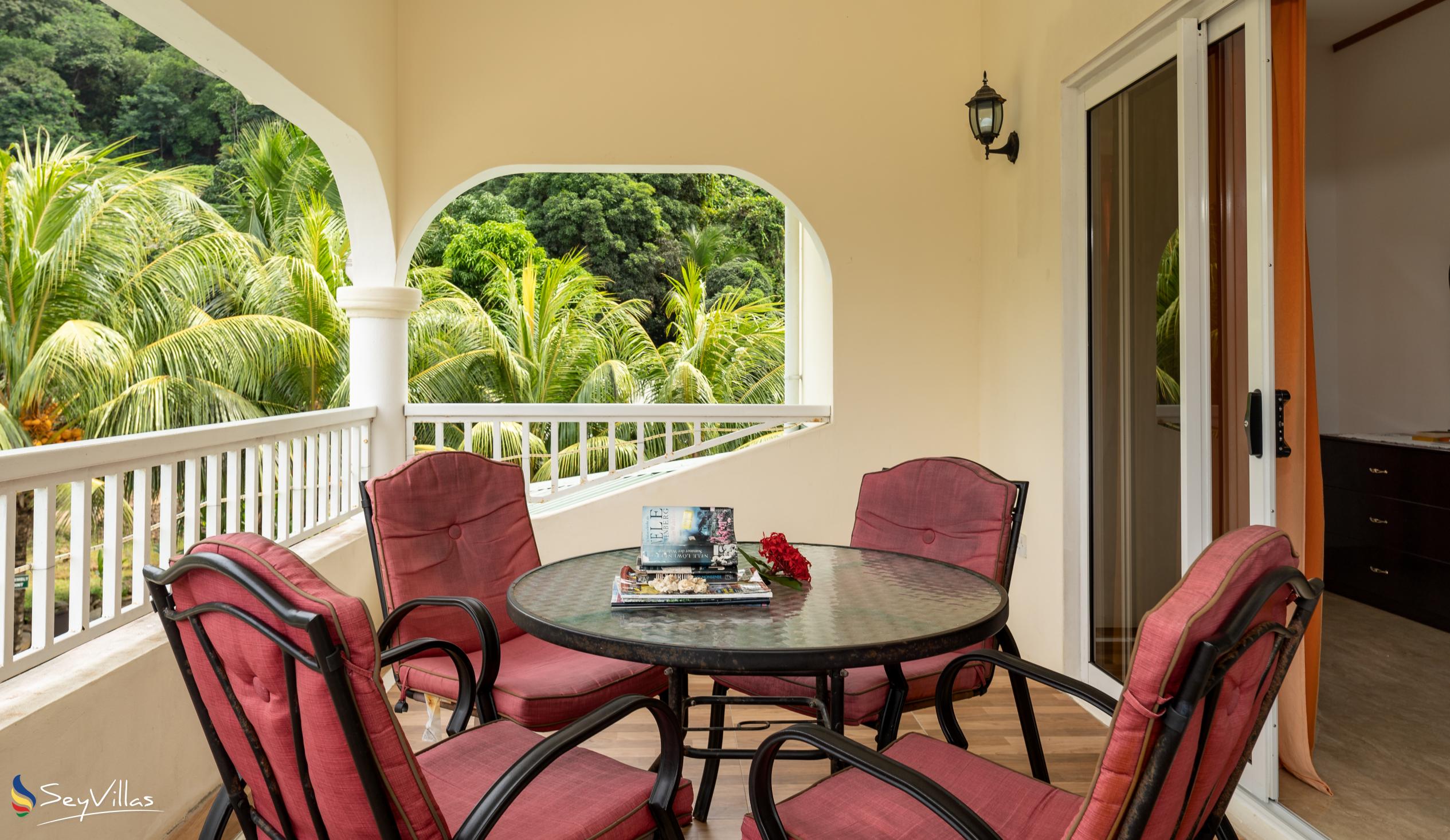 Foto 49: Julie's Holiday Home - Chambre double avec vue sur le jardin - Mahé (Seychelles)