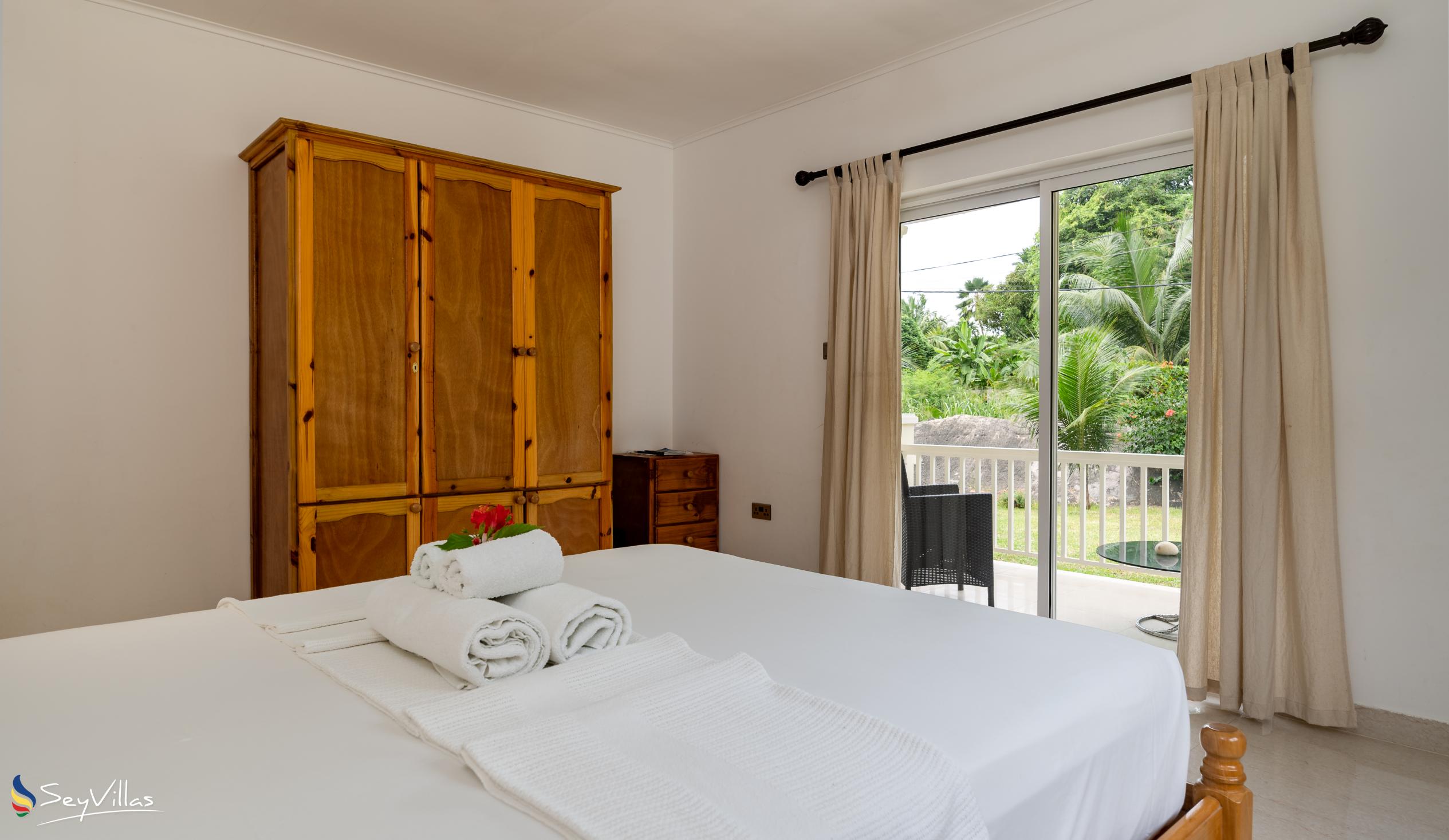 Foto 44: Julie's Holiday Home - Chambre double avec vue sur le jardin - Mahé (Seychelles)