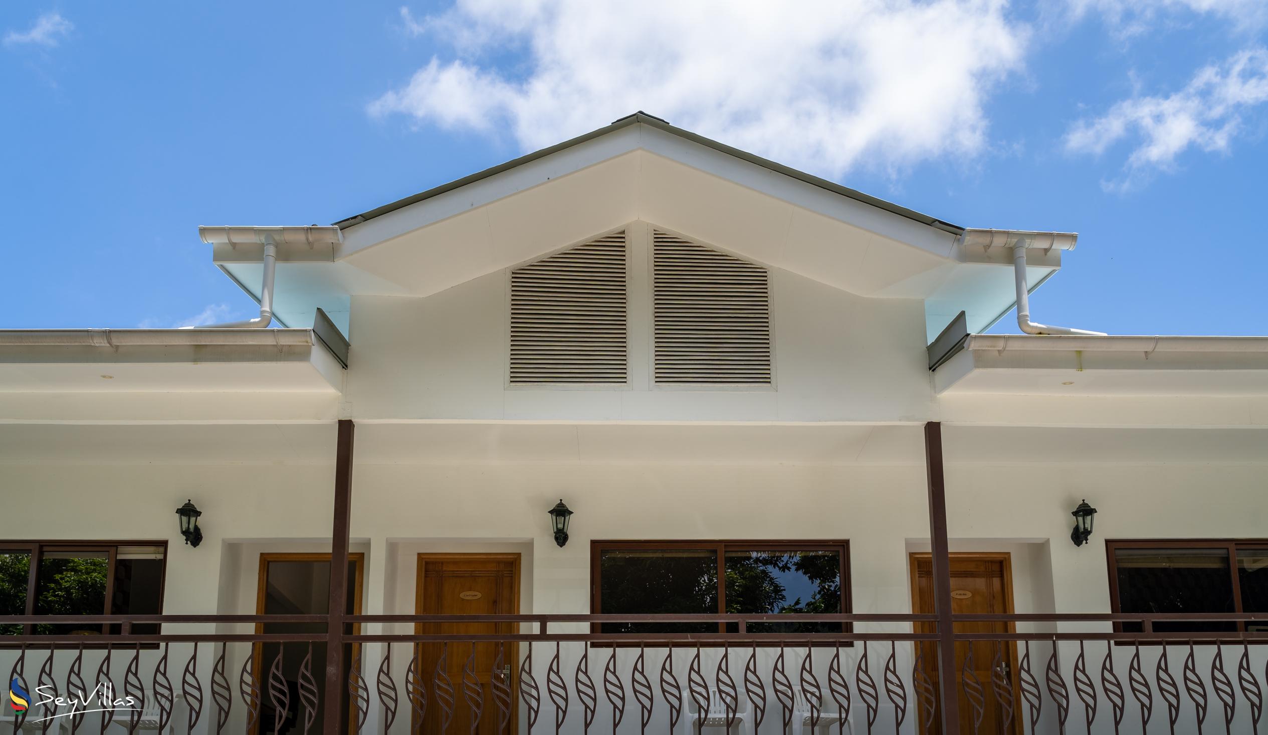 Foto 12: Tama's Holiday Apartments - Aussenbereich - Mahé (Seychellen)