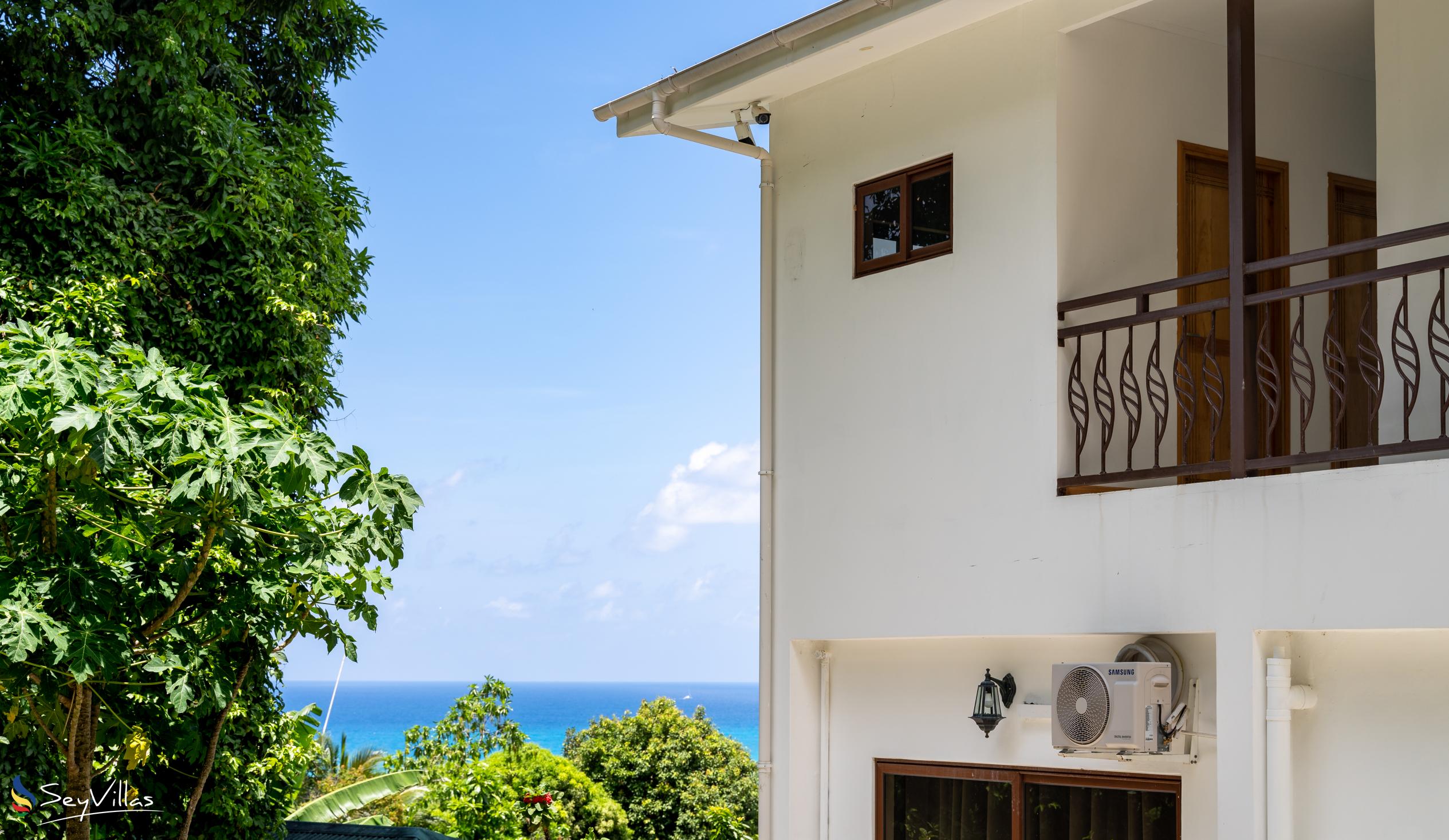 Foto 11: Tama's Holiday Apartments - Aussenbereich - Mahé (Seychellen)