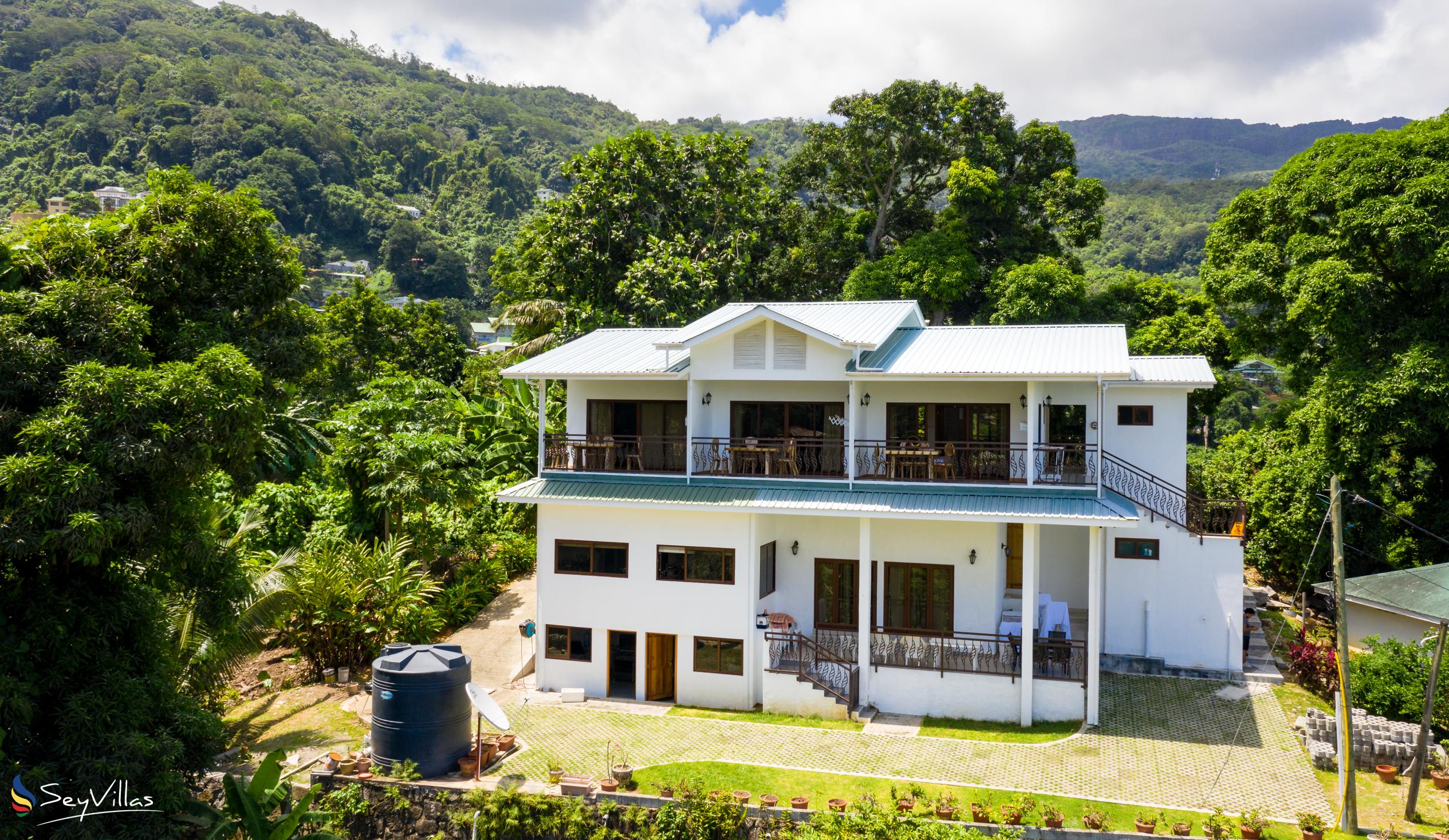 Foto 4: Tama's Holiday Apartments - Aussenbereich - Mahé (Seychellen)