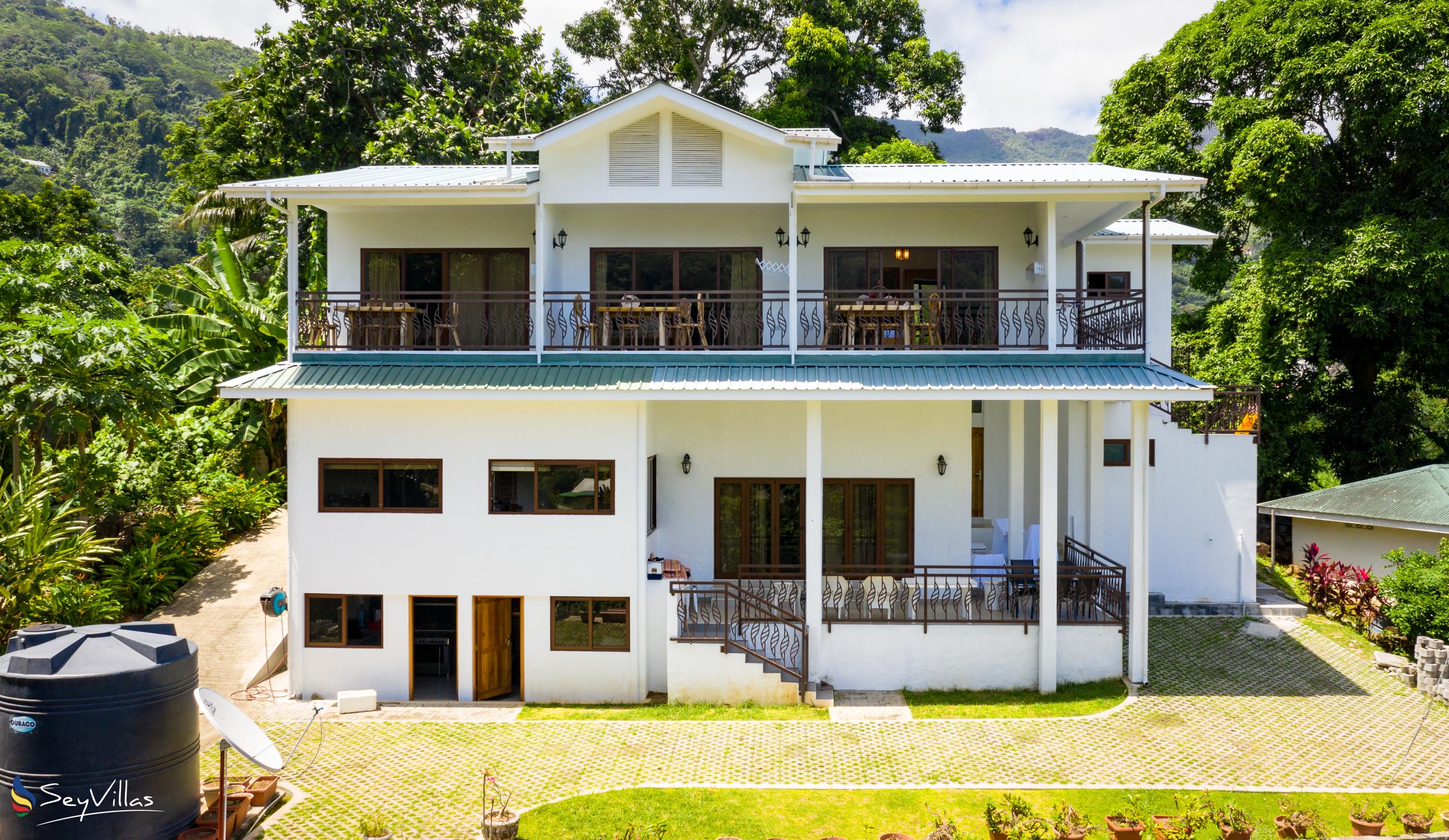 Foto 2: Tama's Holiday Apartments - Aussenbereich - Mahé (Seychellen)