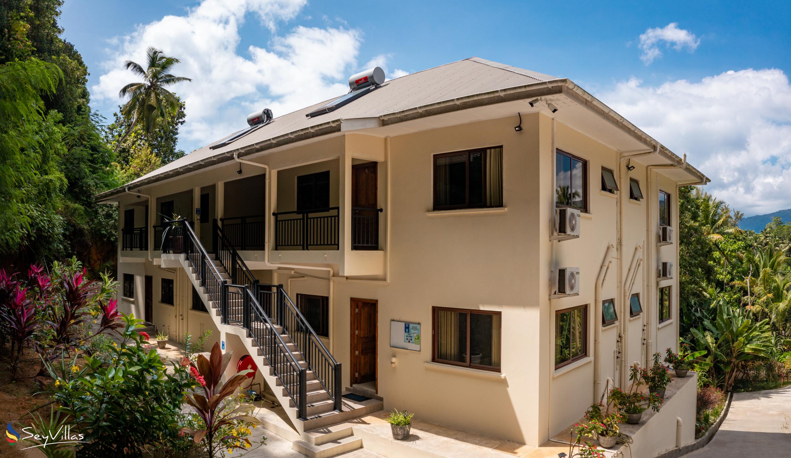 Photo 1: Kanasuk Self Catering Apartments - Outdoor area - Mahé (Seychelles)