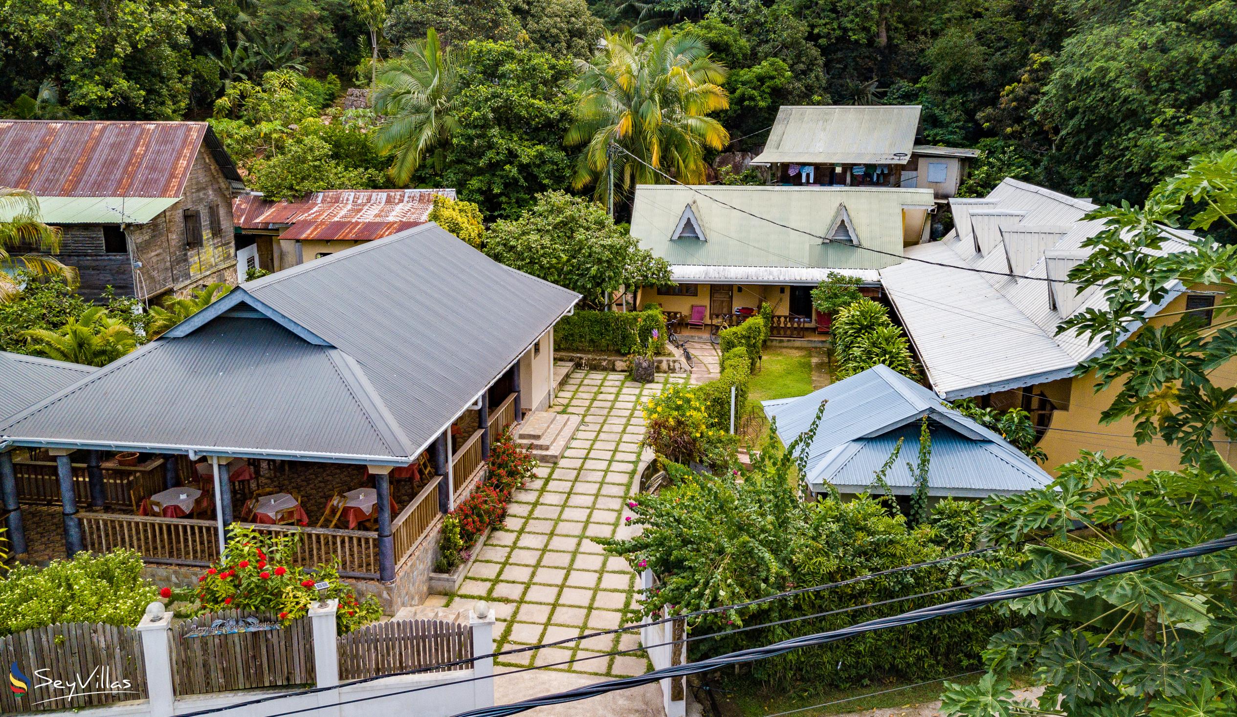 Foto 10: Bernique Guesthouse - Aussenbereich - La Digue (Seychellen)