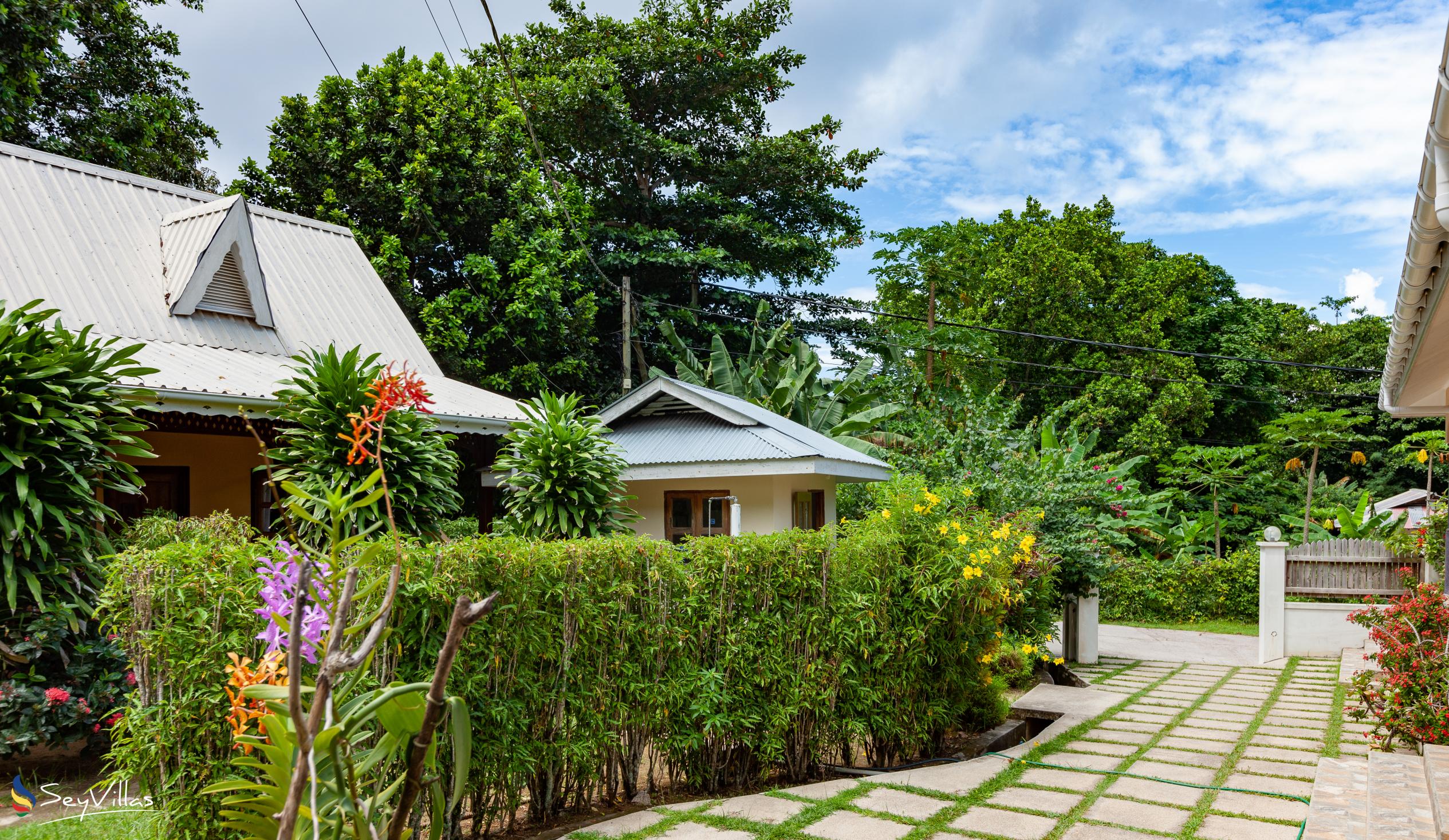 Foto 2: Bernique Guesthouse - Aussenbereich - La Digue (Seychellen)