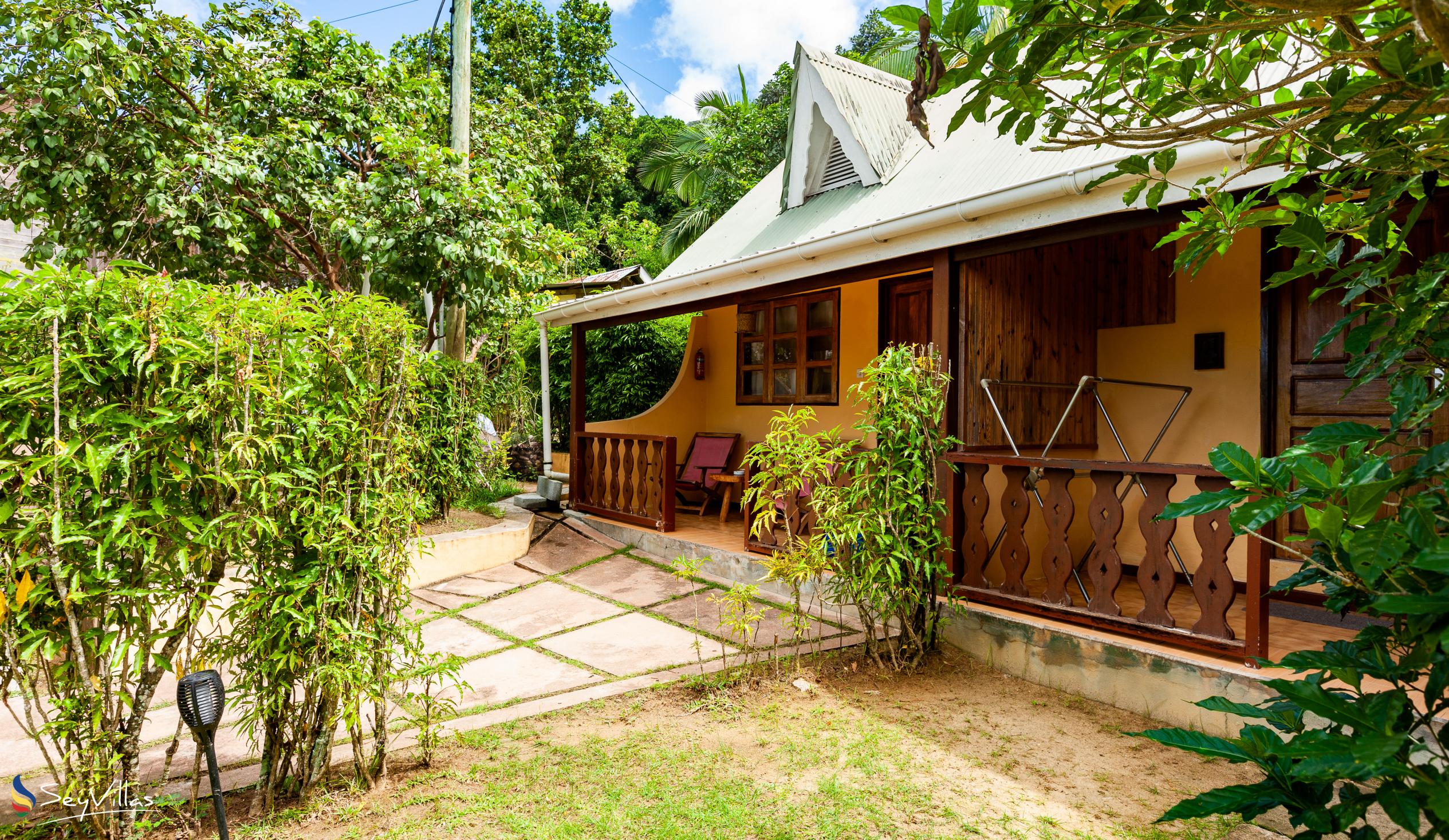 Photo 7: Bernique Guesthouse - Outdoor area - La Digue (Seychelles)