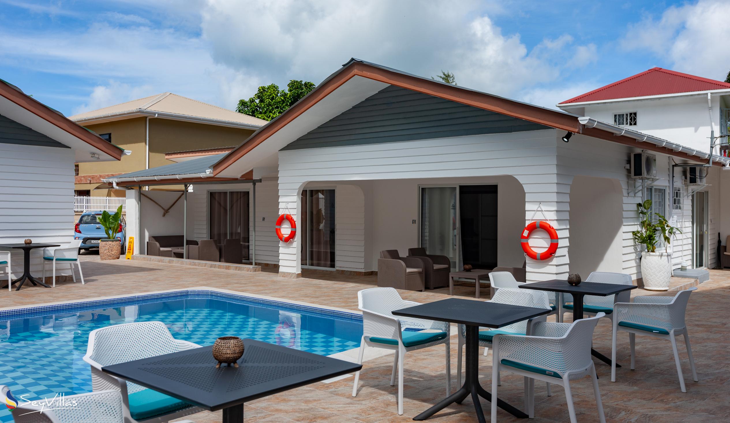 Foto 10: Hotel Plein Soleil - Aussenbereich - Praslin (Seychellen)