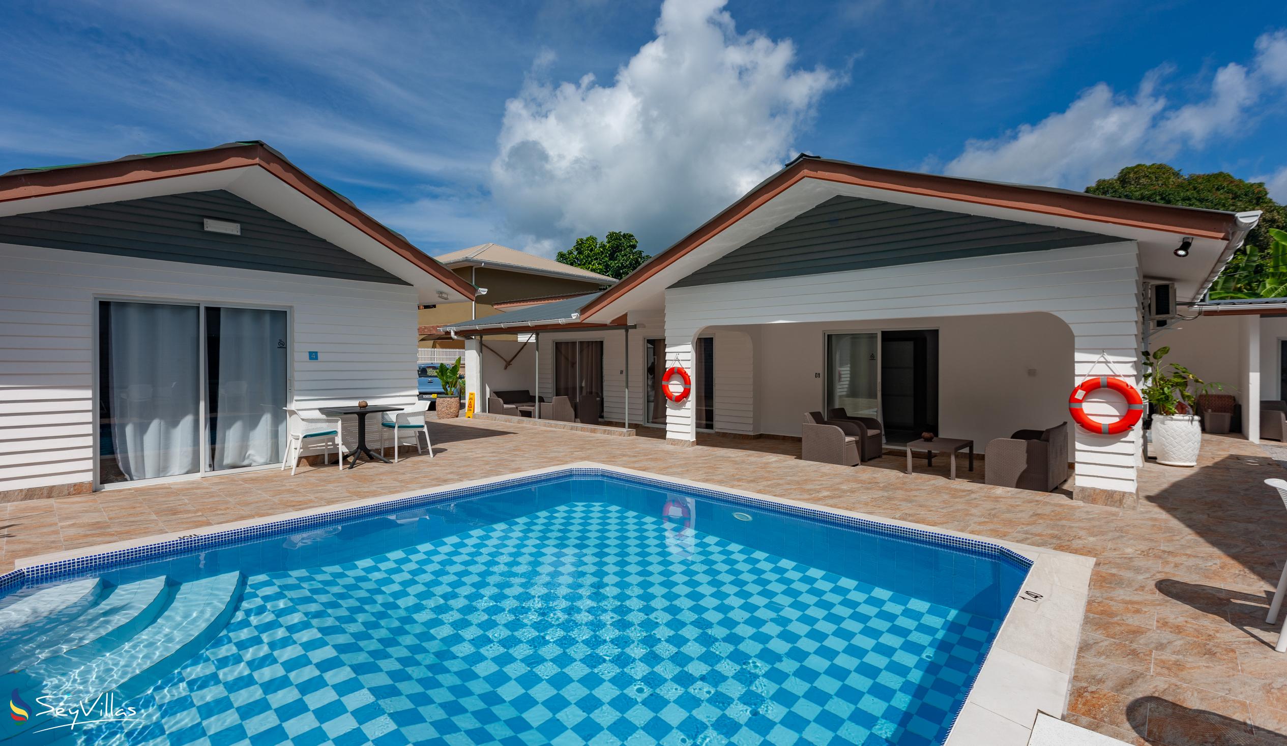 Photo 8: Hotel Plein Soleil - Outdoor area - Praslin (Seychelles)