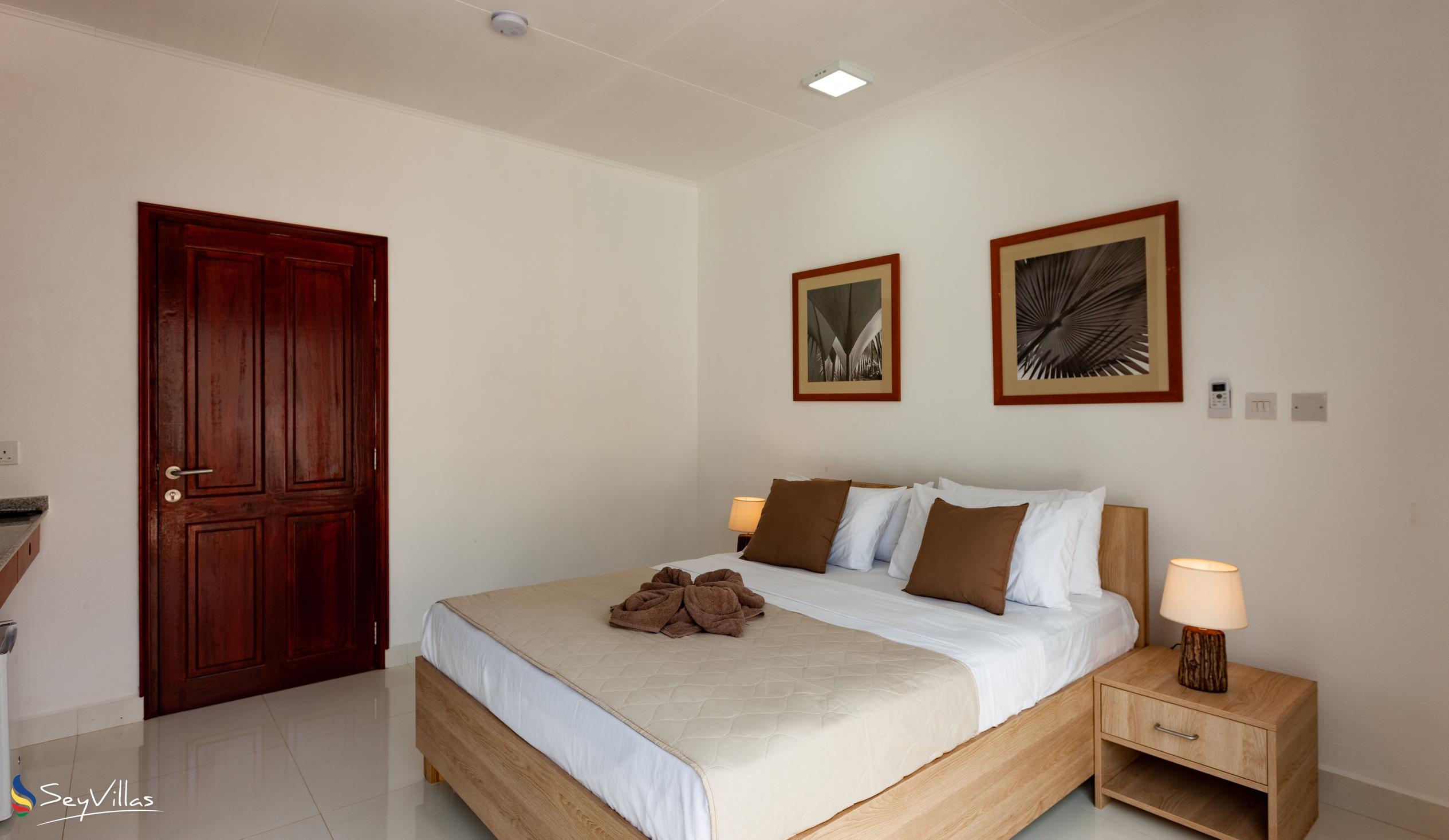Foto 28: Hotel Plein Soleil - Chambre de luxe avec lit queen-size - Praslin (Seychelles)