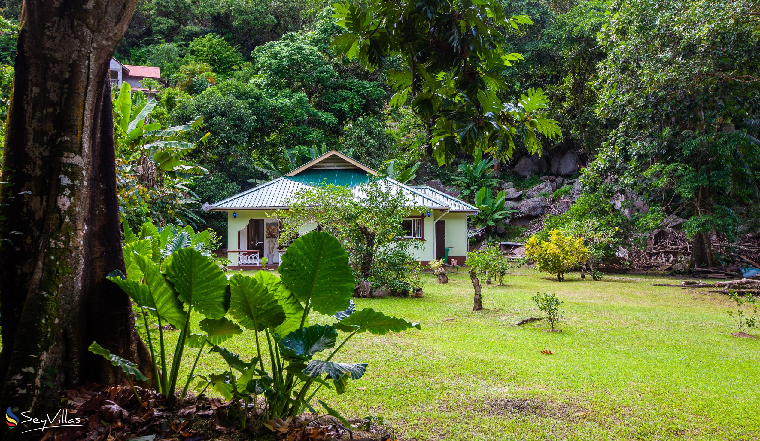 Photo 6: Dan Zoranz Self Catering Guest House - Outdoor area - La Digue (Seychelles)