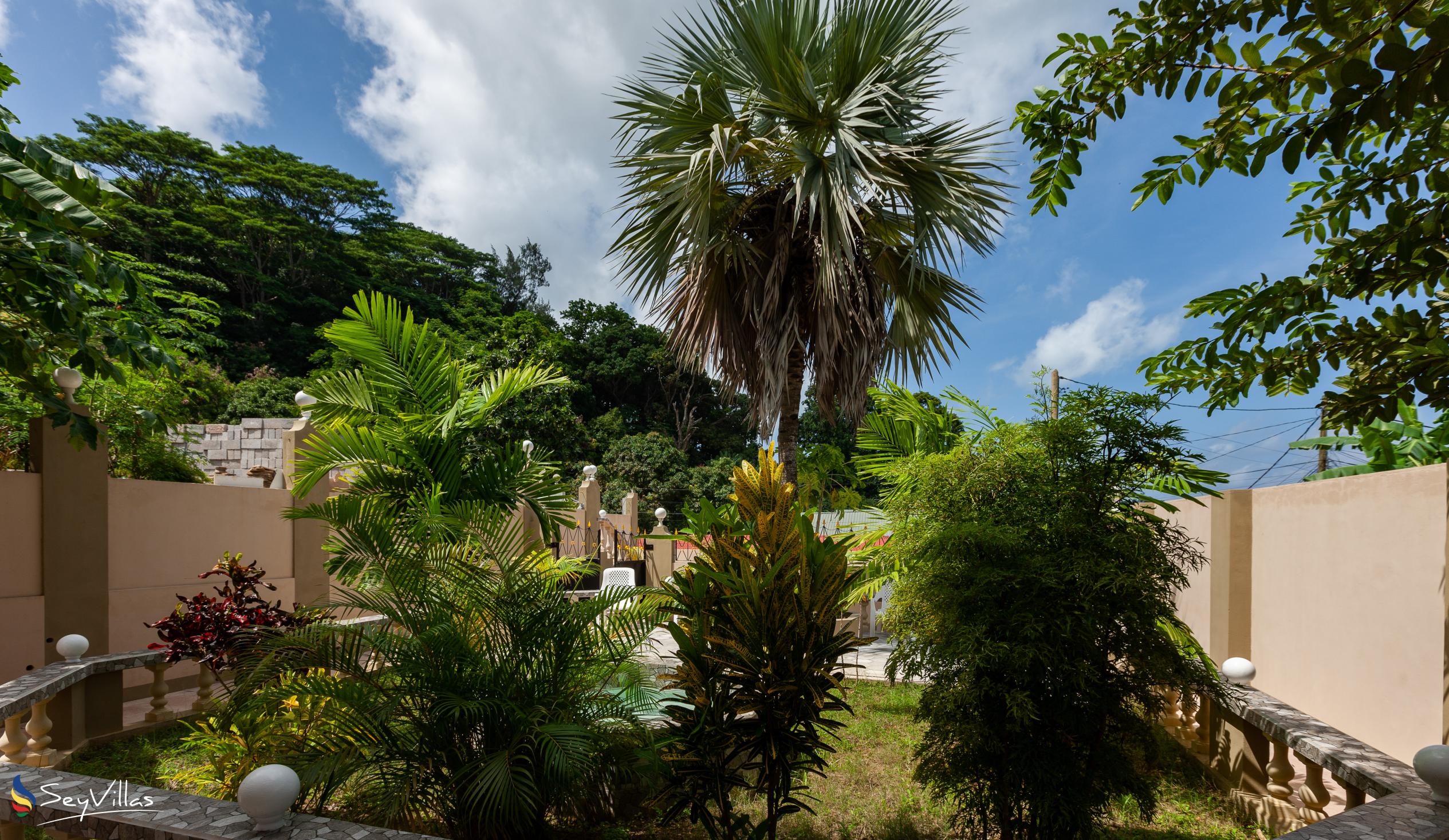 Photo 17: La Residence d'Almee - Outdoor area - Praslin (Seychelles)