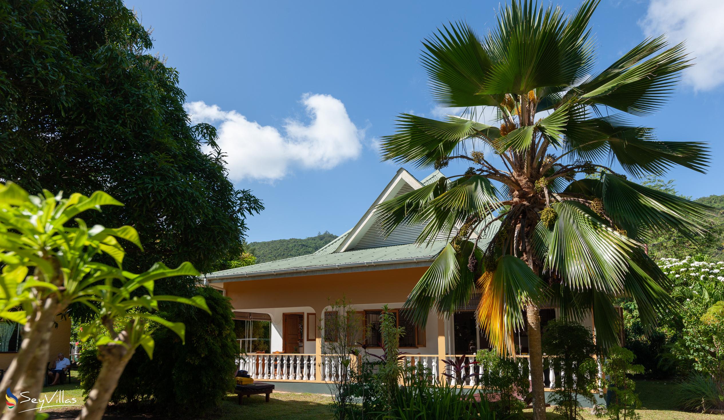Photo 3: Chez Marlin - Outdoor area - Praslin (Seychelles)