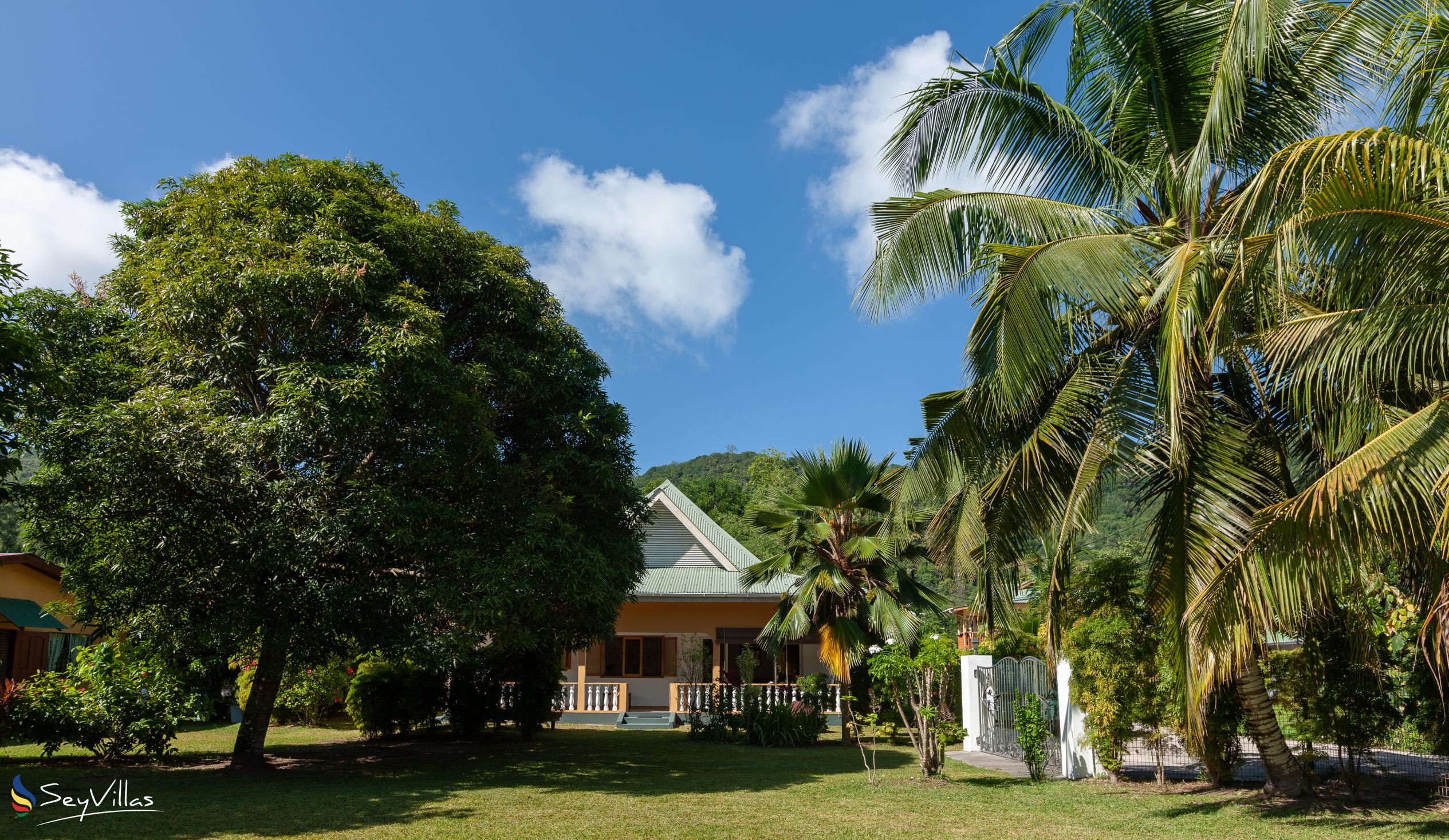 Photo 5: Chez Marlin - Outdoor area - Praslin (Seychelles)