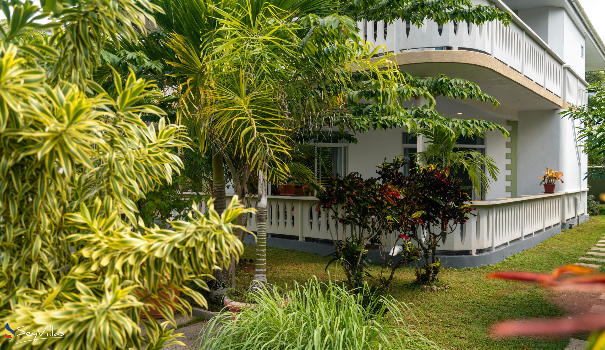 Foto 92: 340 Degrees Mountain View Apartments - Standard-Doppelzimmer mit Gartenblick - Mahé (Seychellen)