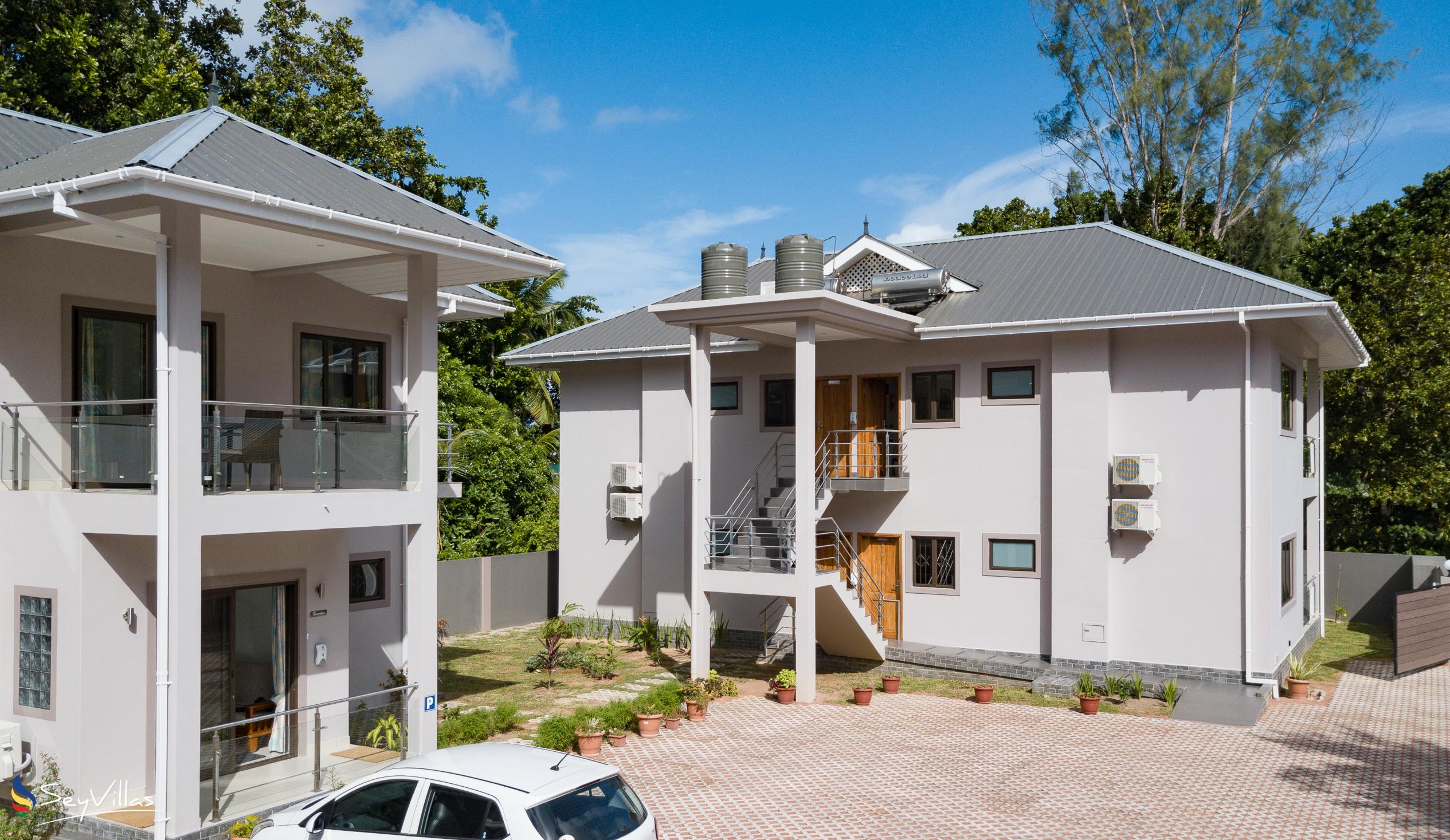 Foto 3: Palm Holiday Apartments - Aussenbereich - Praslin (Seychellen)