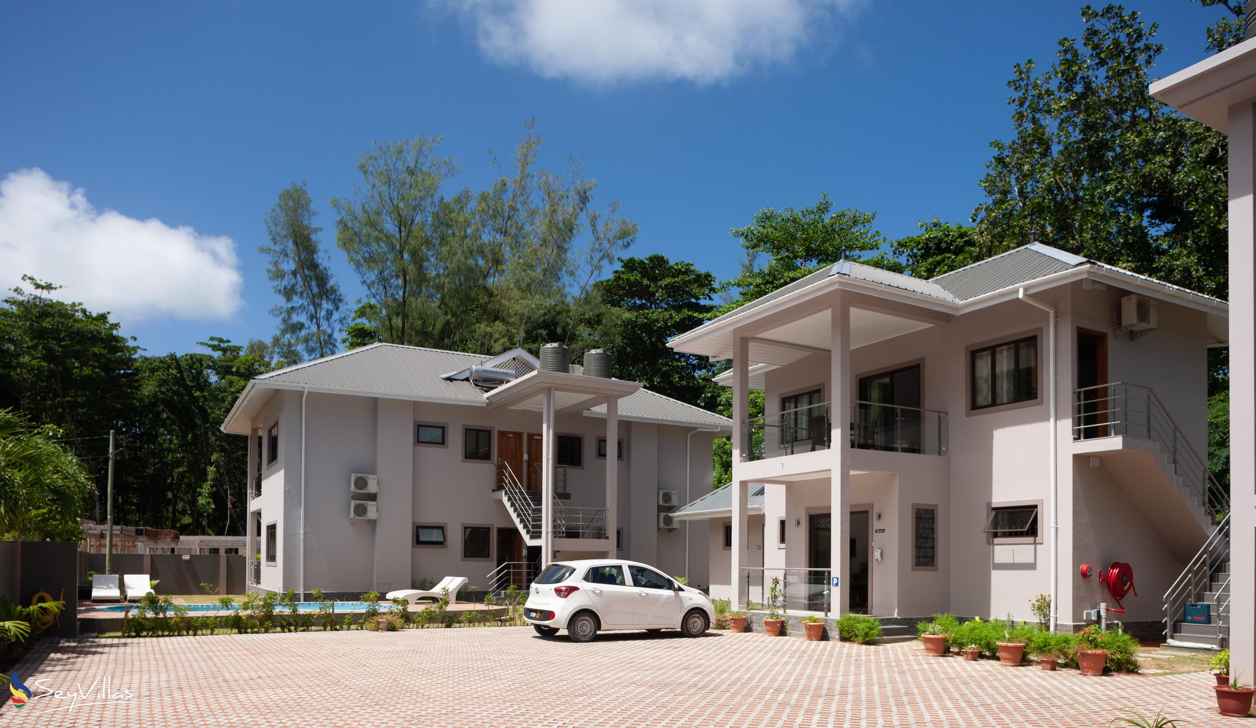 Foto 10: Palm Holiday Apartments - Aussenbereich - Praslin (Seychellen)