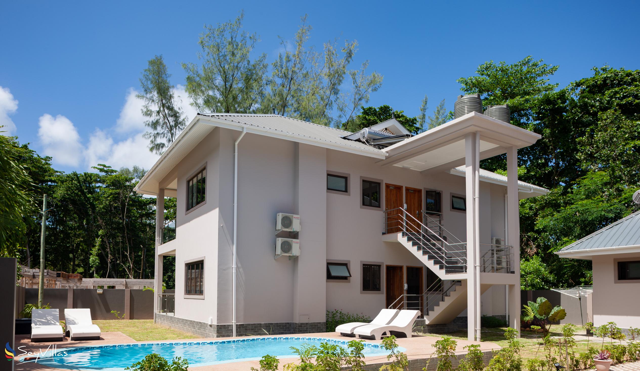 Foto 11: Palm Holiday Apartments - Aussenbereich - Praslin (Seychellen)