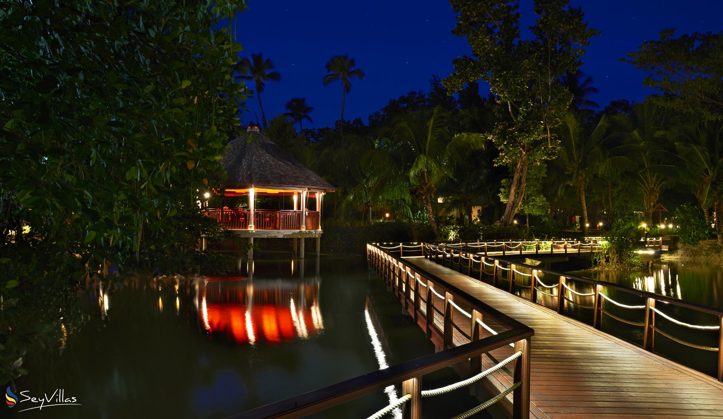 Foto 12: Hilton Seychelles Labriz Resort & Spa - Aussenbereich - Silhouette Island (Seychellen)