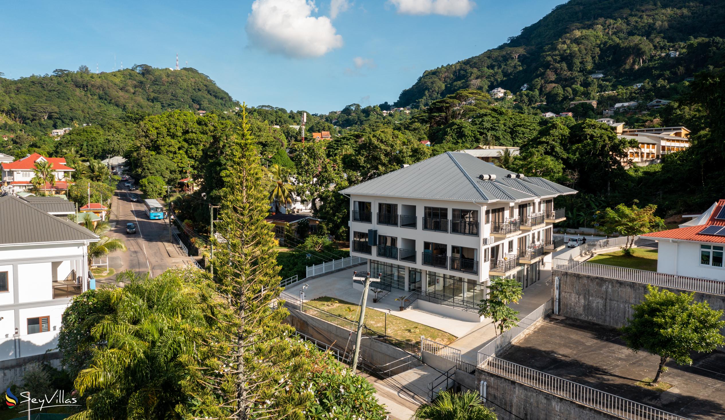 Foto 3: B Holiday Apartments - Aussenbereich - Mahé (Seychellen)