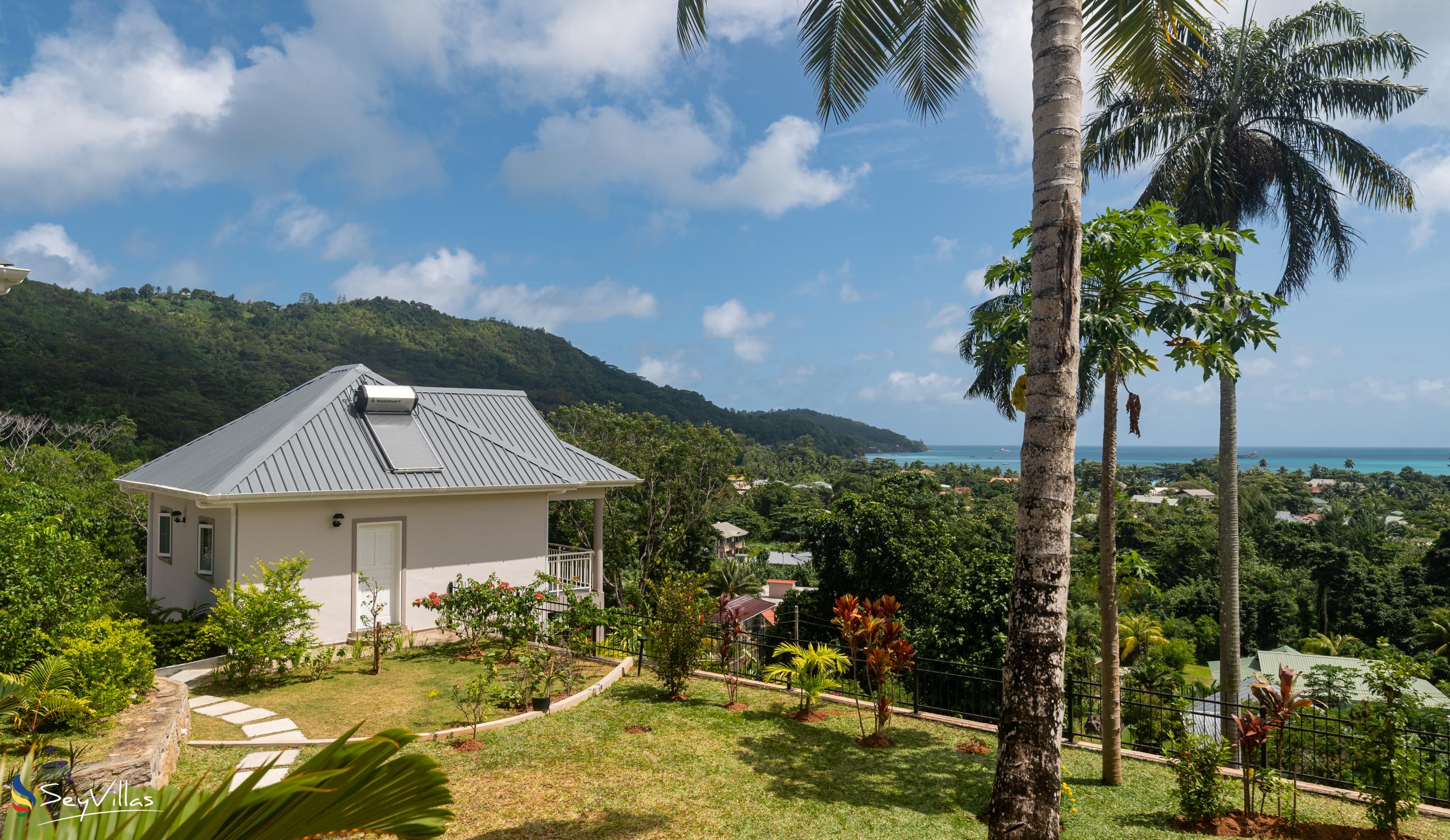 Photo 3: La Trouvaille - Outdoor area - Mahé (Seychelles)