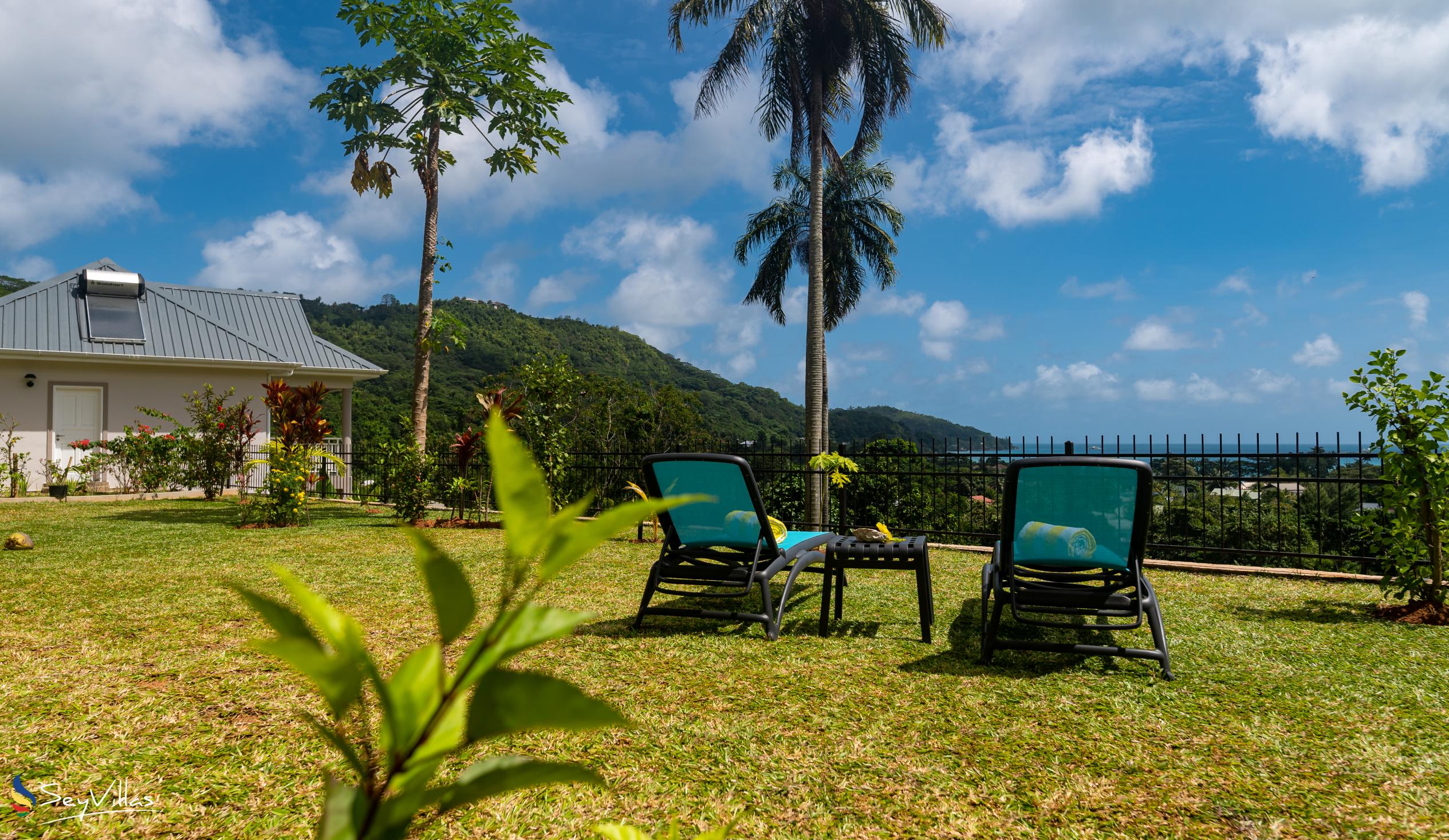 Photo 4: La Trouvaille - Outdoor area - Mahé (Seychelles)