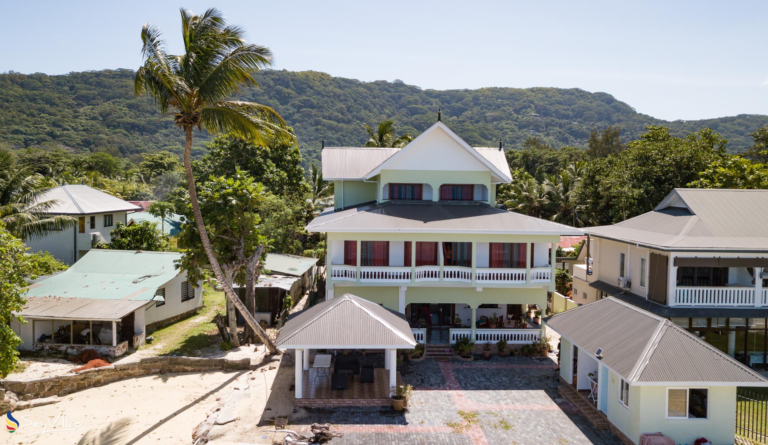 Photo 2: MT Seaside Apartments - Outdoor area - La Digue (Seychelles)