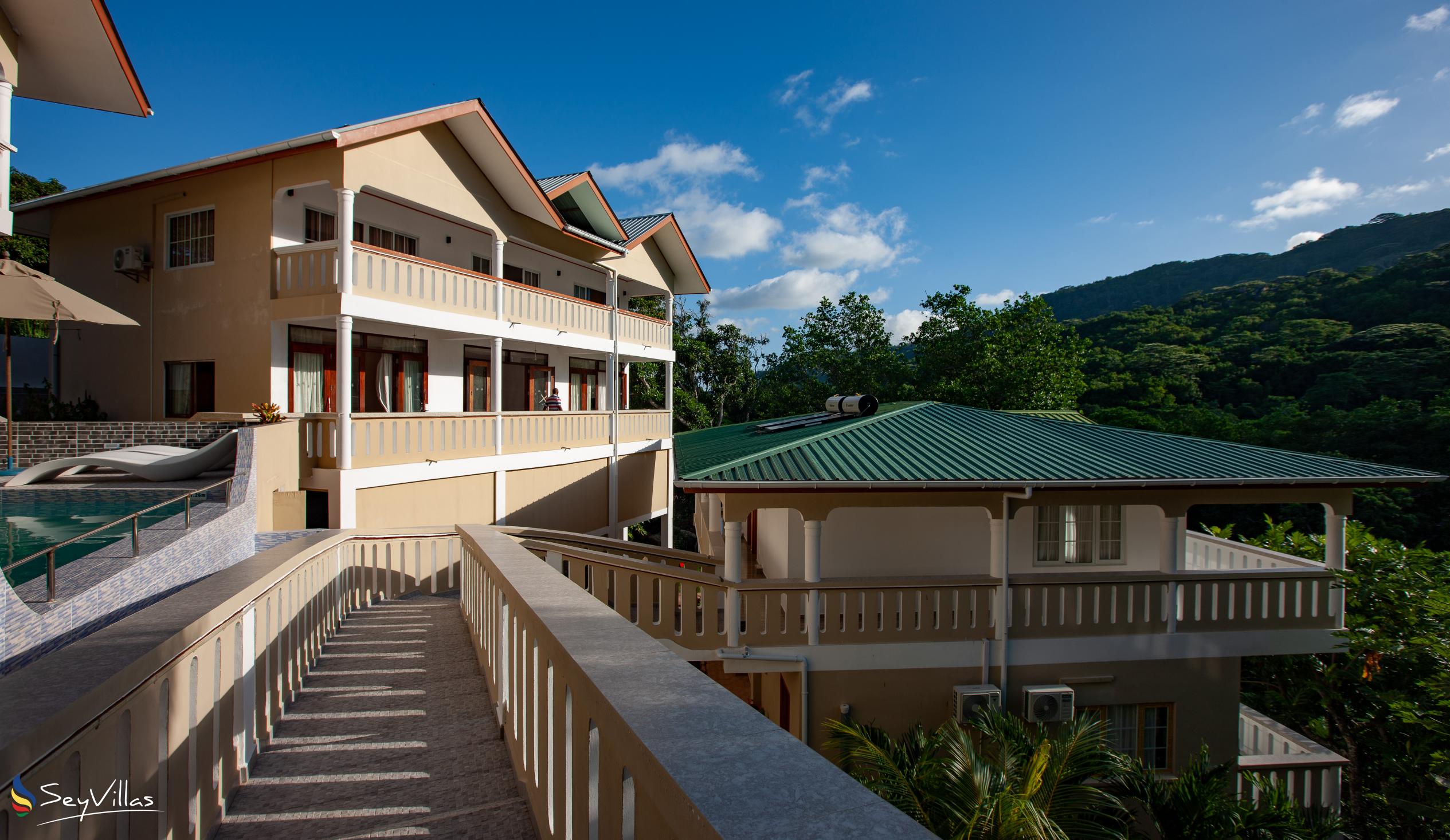 Photo 10: Mountain View Hotel - Outdoor area - La Digue (Seychelles)