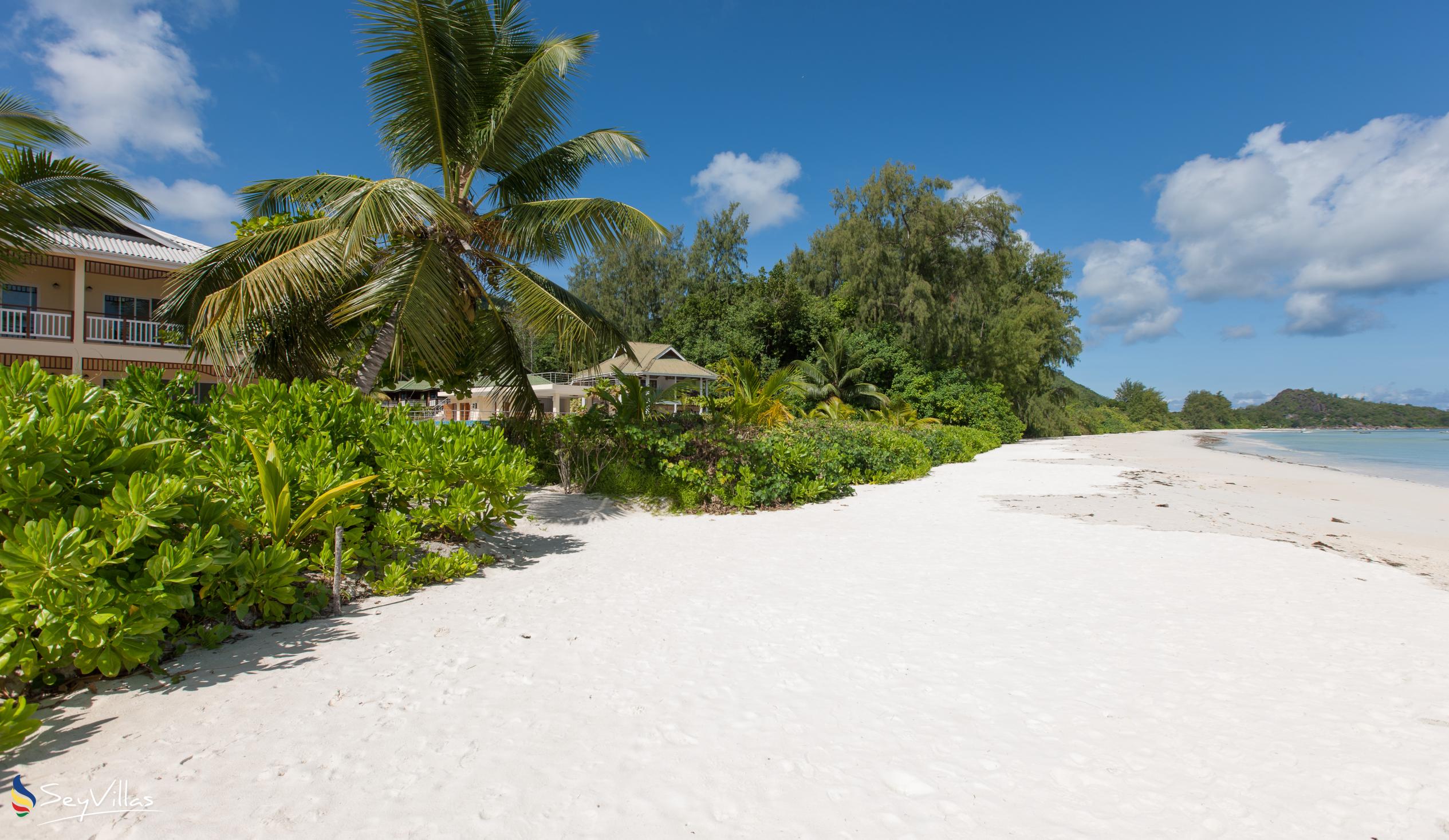 Photo 2: Acajou Beach Resort - Outdoor area - Praslin (Seychelles)