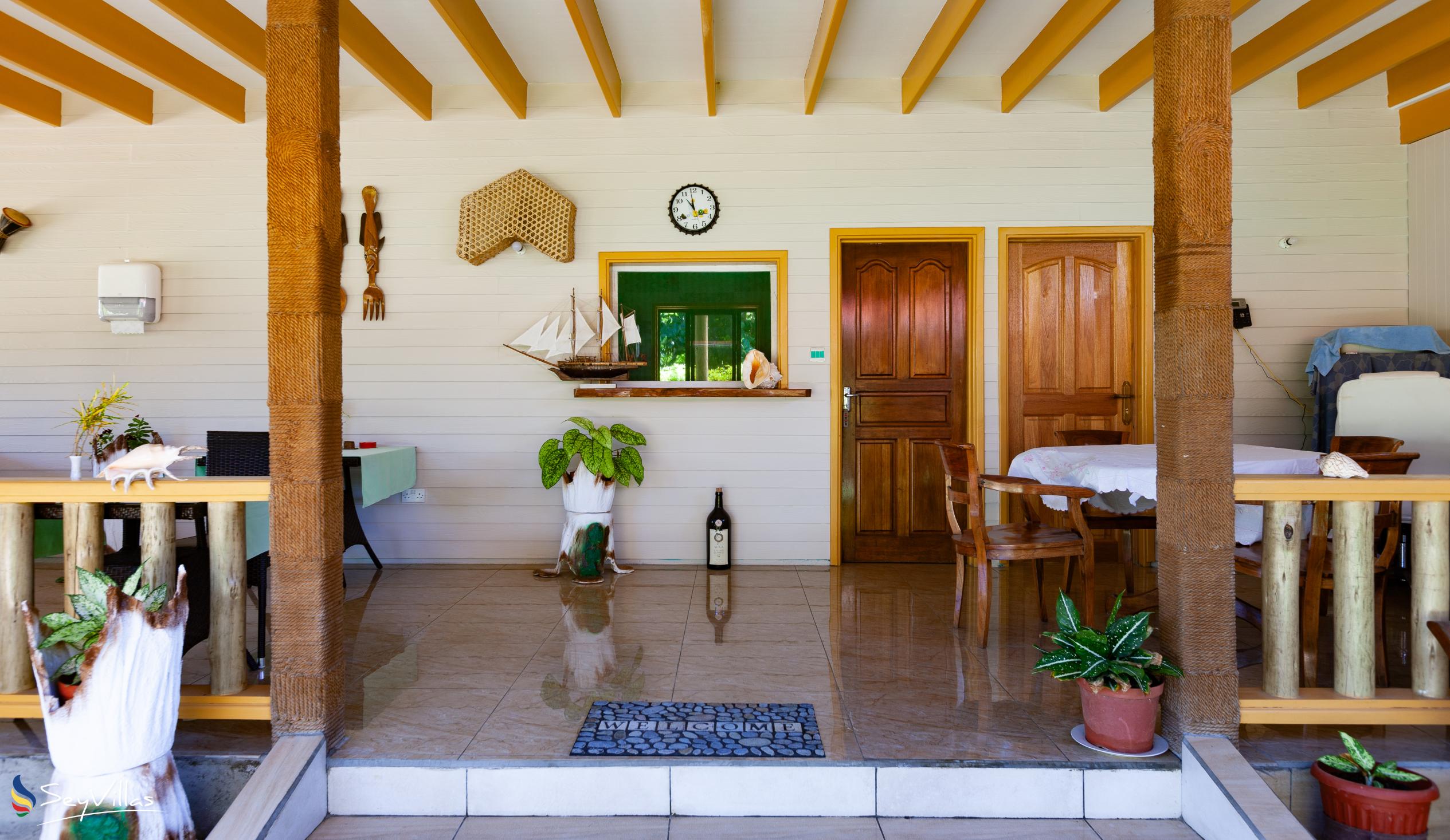 Photo 3: Bwaver Cottage - Indoor area - La Digue (Seychelles)