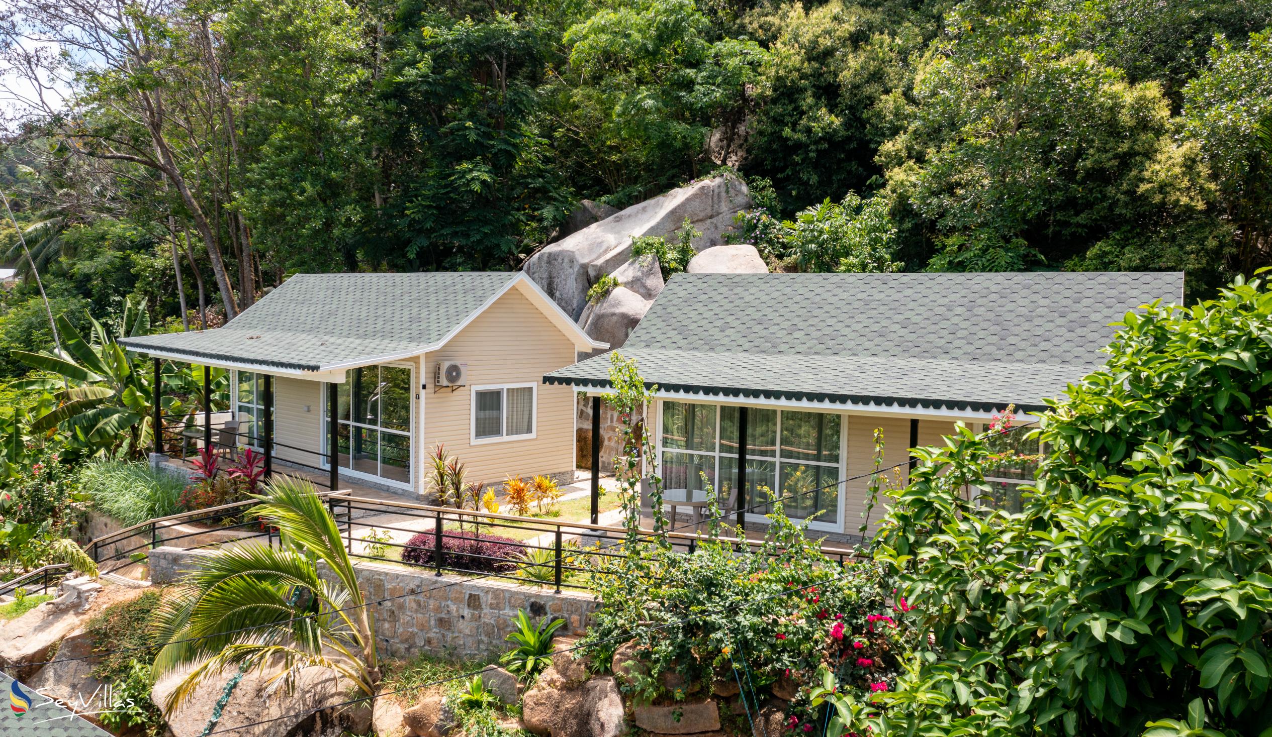 Foto 2: Takamaka Sky Villas - Aussenbereich - Mahé (Seychellen)