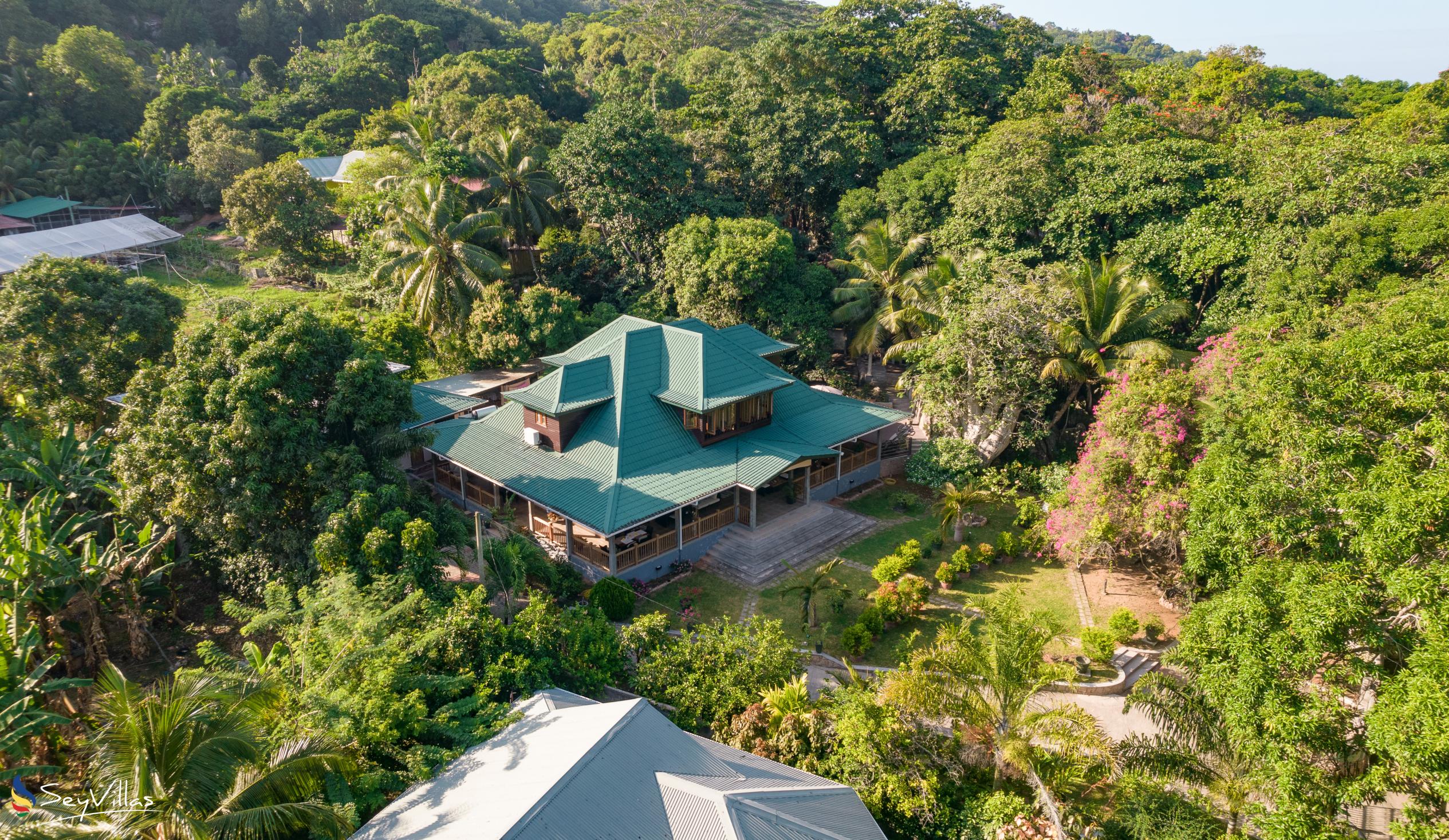 Photo 3: Pension Michel - Villa Roche Bois - Outdoor area - La Digue (Seychelles)