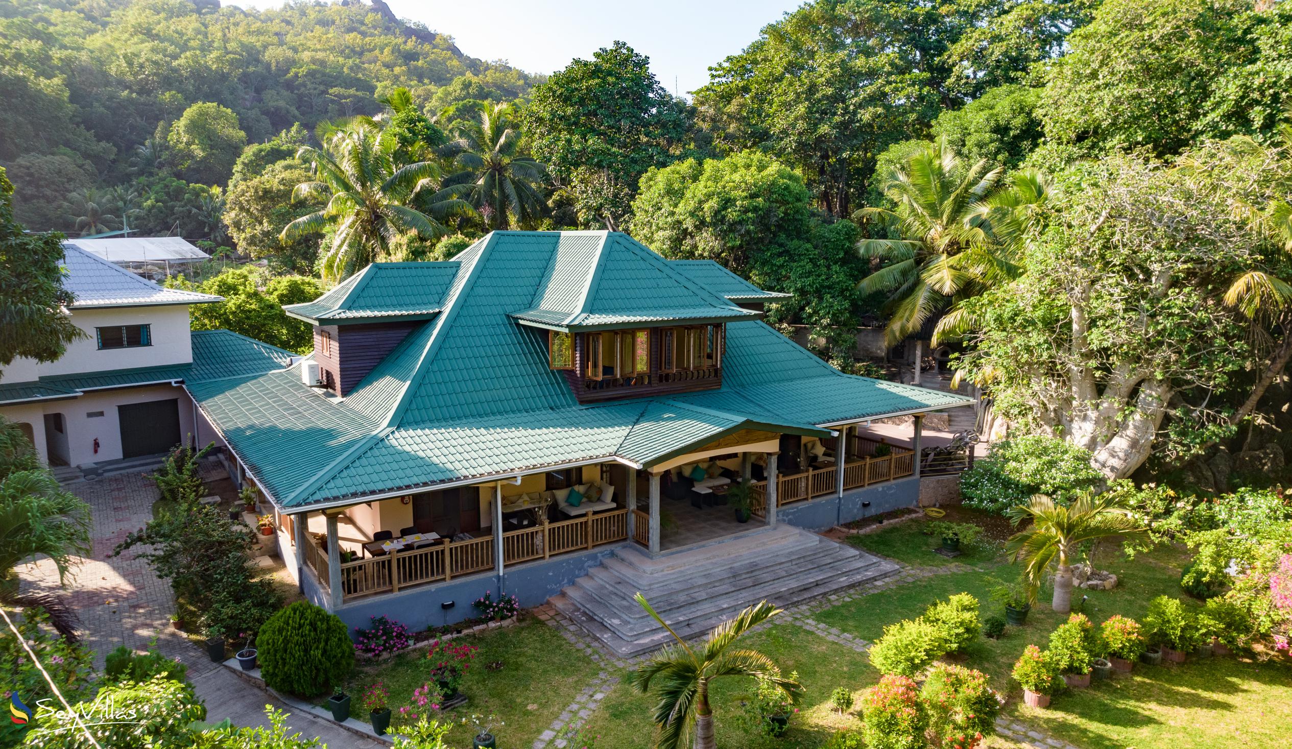 Photo 2: Pension Michel - Villa Roche Bois - Outdoor area - La Digue (Seychelles)