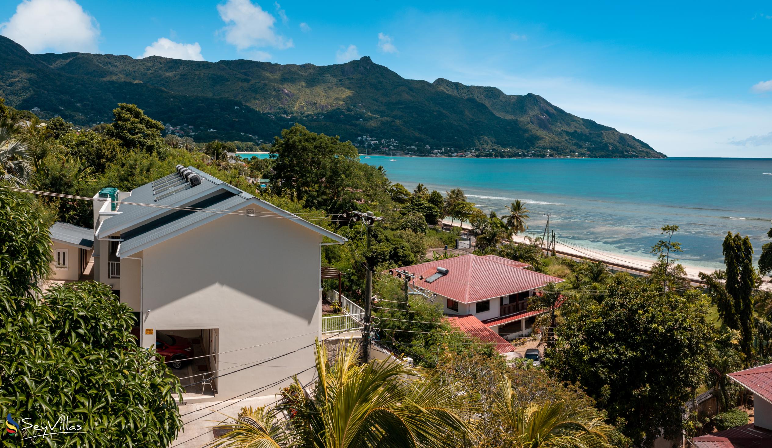Foto 2: Crystal Shores Self Catering Apartments - Aussenbereich - Mahé (Seychellen)