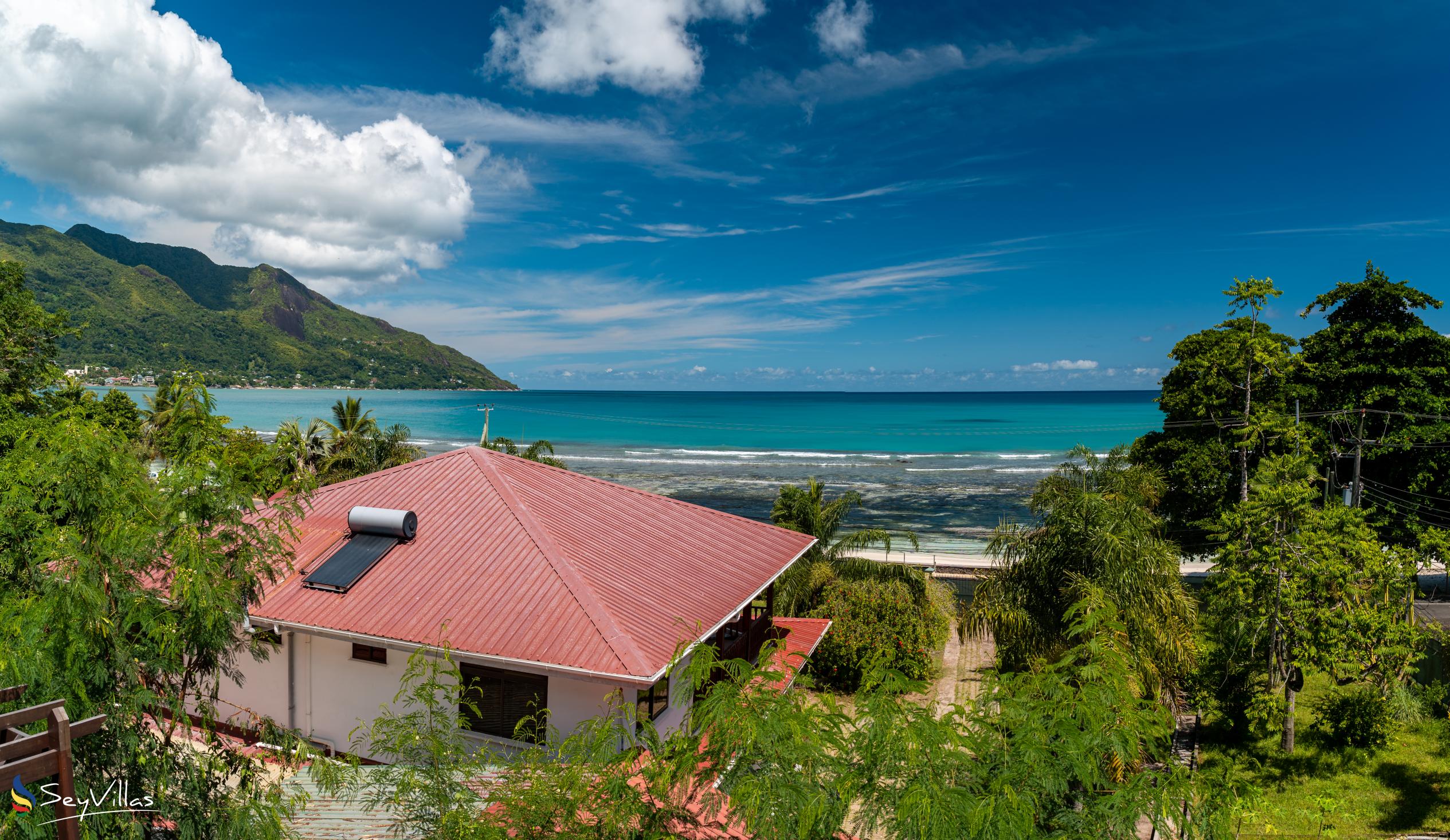 Photo 3: Crystal Shores Self Catering Apartments - Outdoor area - Mahé (Seychelles)