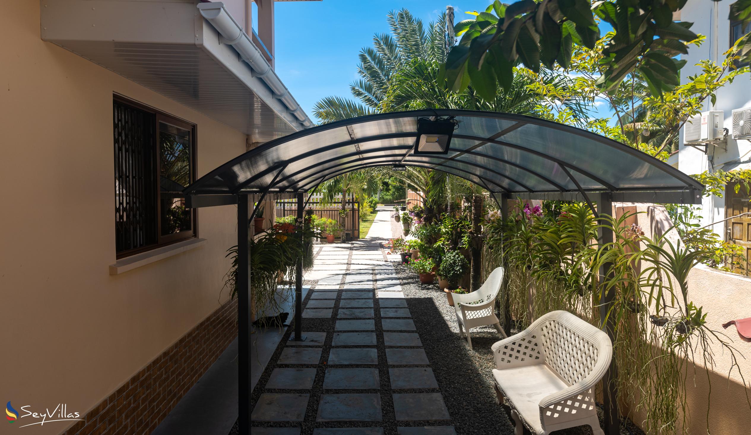Photo 6: Erica's Residence Self Catering Apartment - Outdoor area - Mahé (Seychelles)