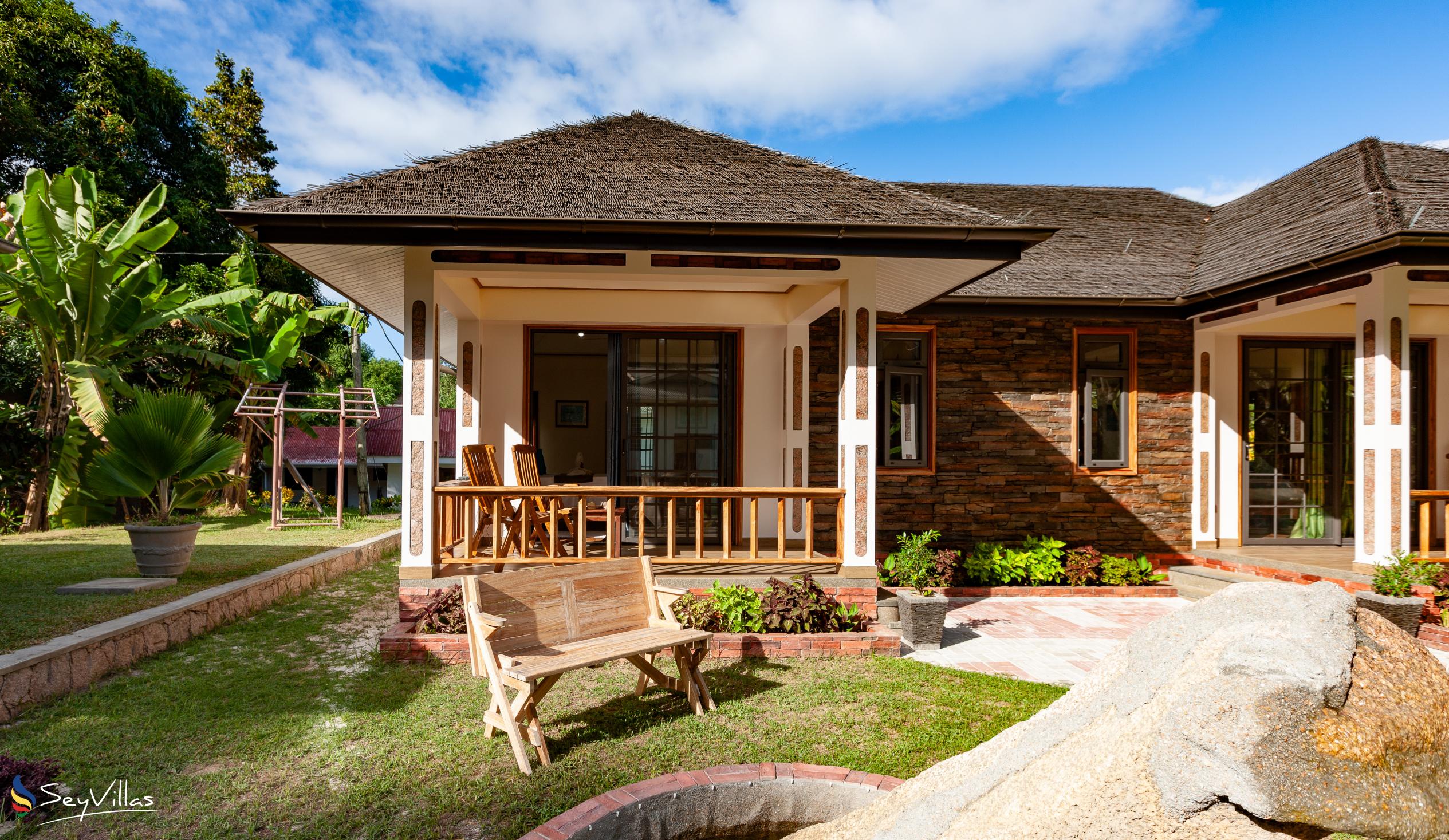 Photo 6: Calou Guesthouse - Outdoor area - La Digue (Seychelles)