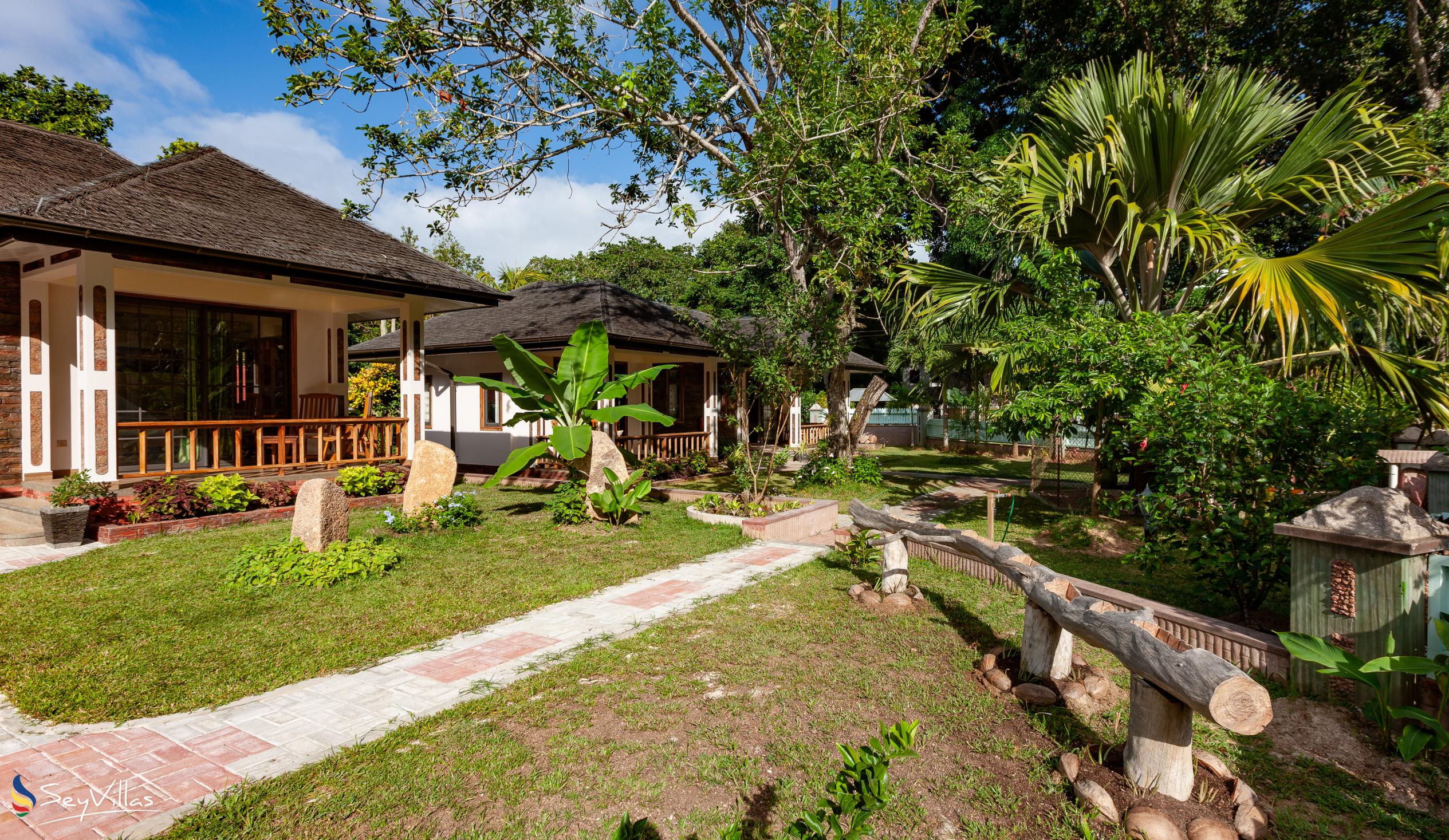 Photo 8: Calou Guesthouse - Outdoor area - La Digue (Seychelles)
