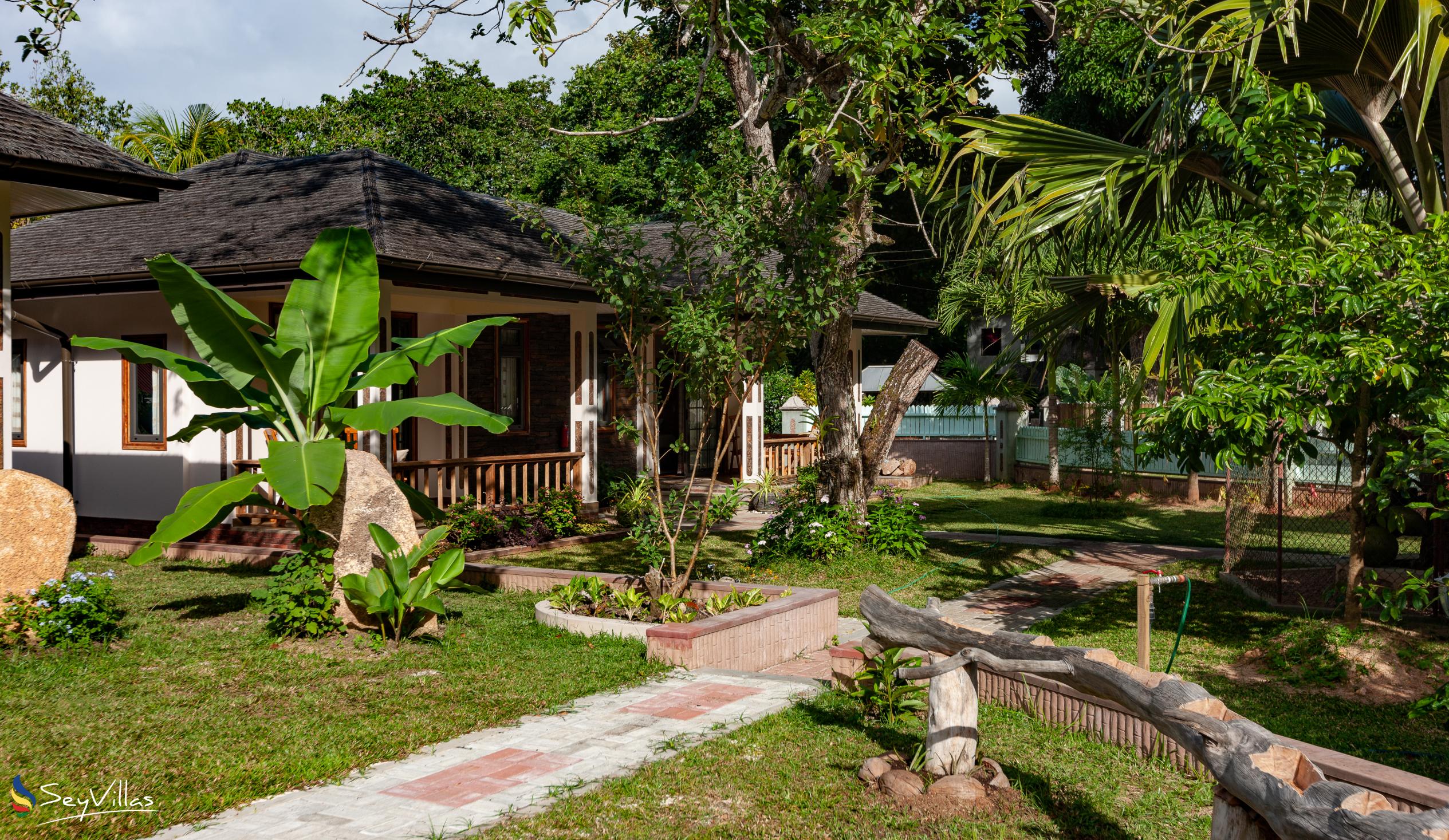 Photo 9: Calou Guesthouse - Outdoor area - La Digue (Seychelles)