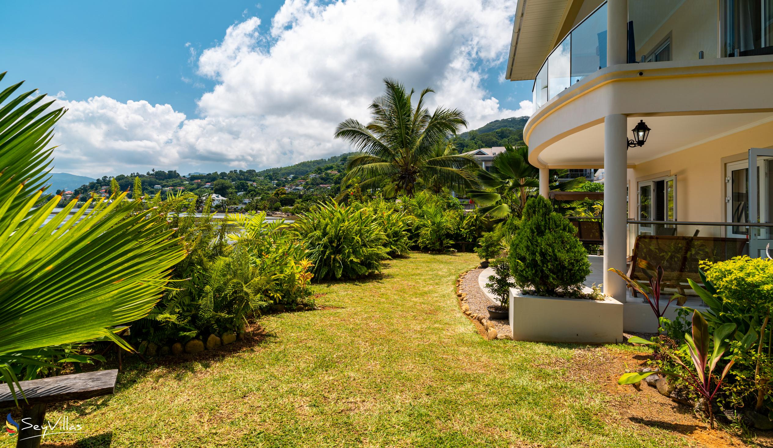 Photo 4: Mae Waterfront Apartments - Outdoor area - Mahé (Seychelles)