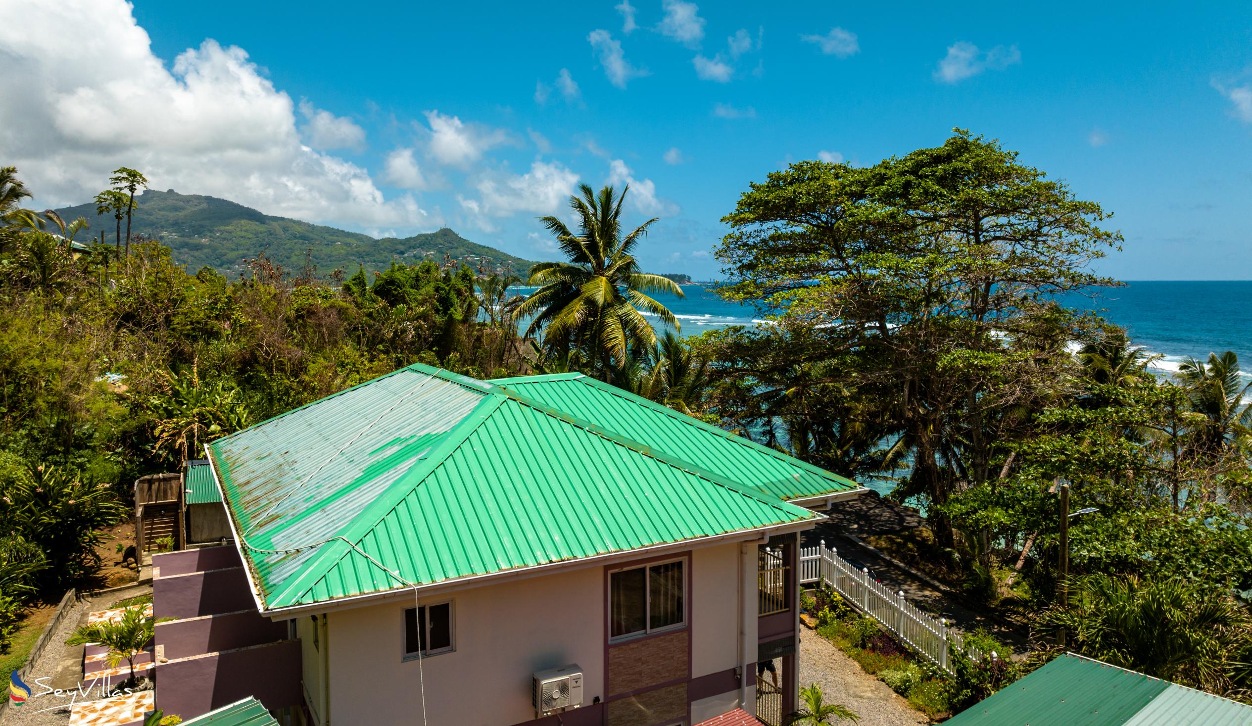 Photo 3: Will's Apartments - Outdoor area - Mahé (Seychelles)