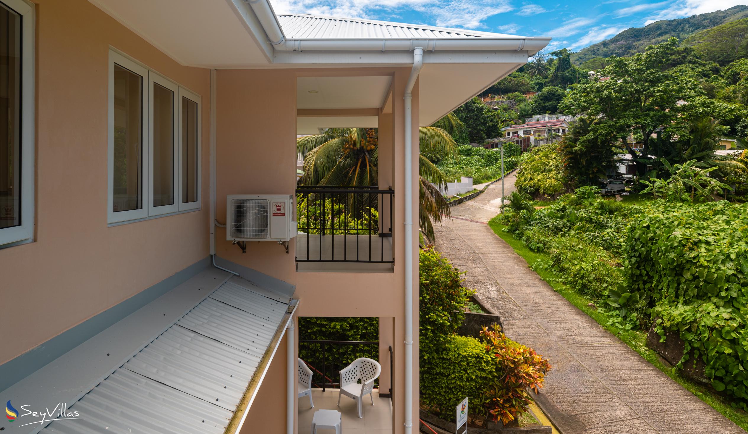 Photo 12: JAIDSS Holiday Apartments - Outdoor area - Mahé (Seychelles)