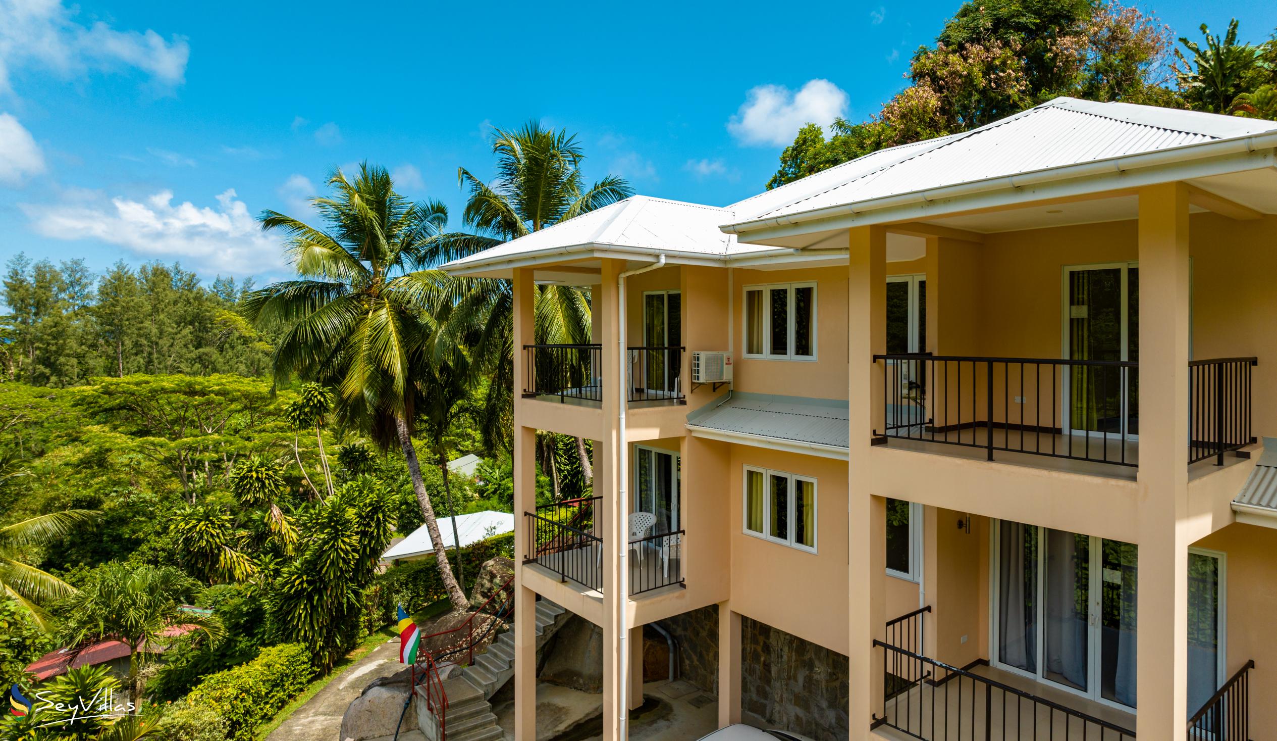 Photo 3: JAIDSS Holiday Apartments - Outdoor area - Mahé (Seychelles)